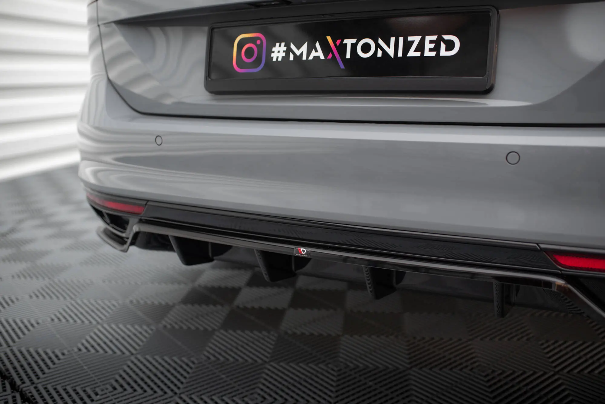 Baksplitter med diffuser VW Passat B8 R-Line facelift 2019 - 2023 | Glossy Black Edition