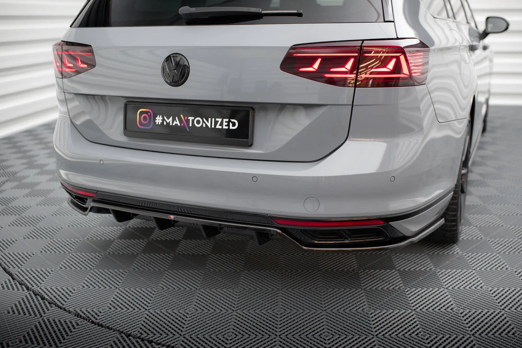 Baksplitter med diffuser VW Passat B8 R-Line facelift 2019 - 2023 | Glossy Black Edition – bilde 3