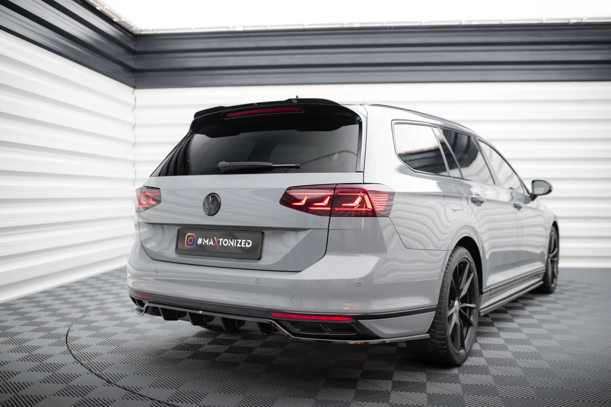 Baksplitter med diffuser VW Passat B8 R-Line facelift 2019 - 2023 | Glossy Black Edition – bilde 4