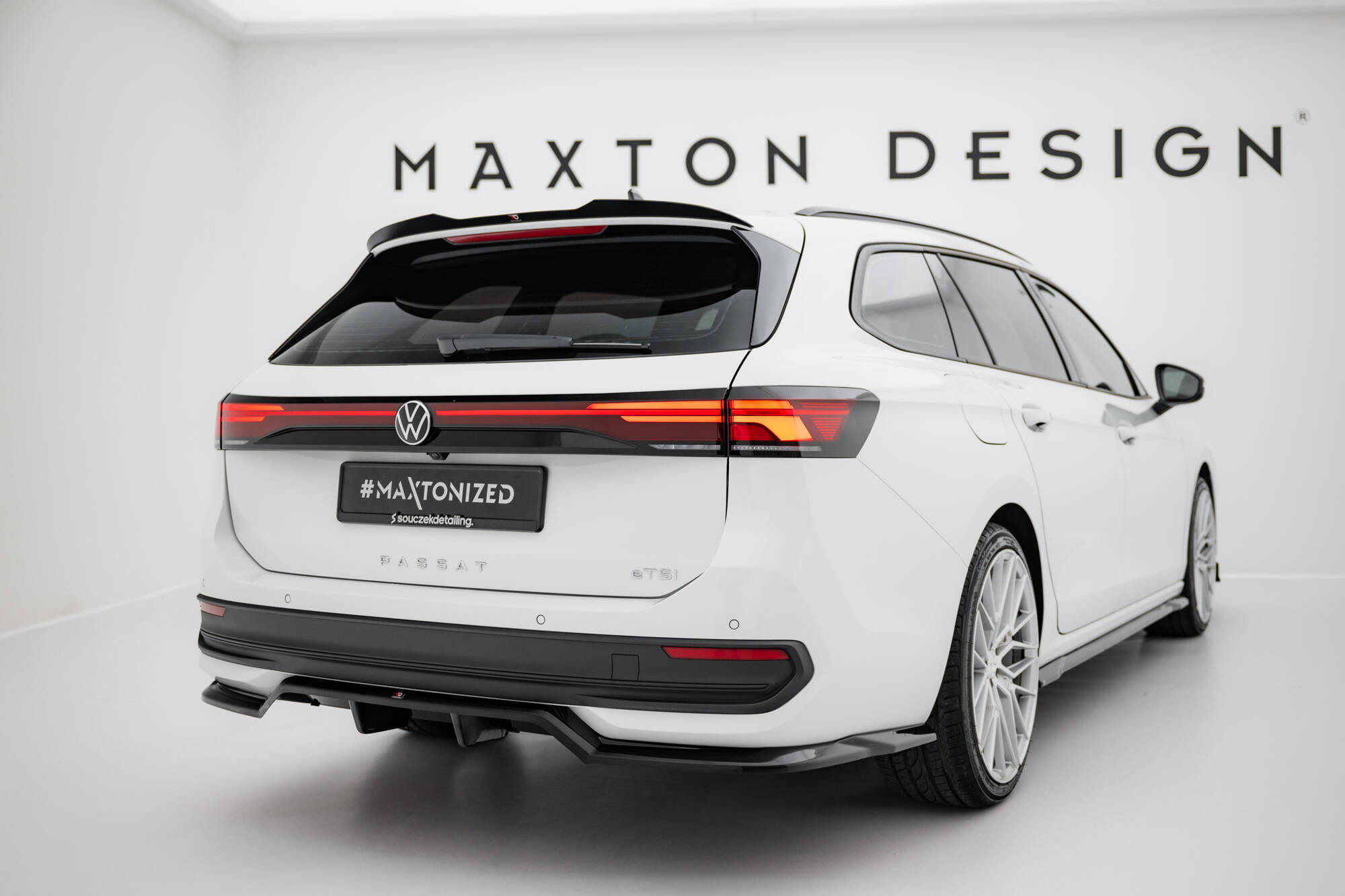 Baksplitter med diffuser VW Passat B9 2024 ->  | Glossy Black Edition
