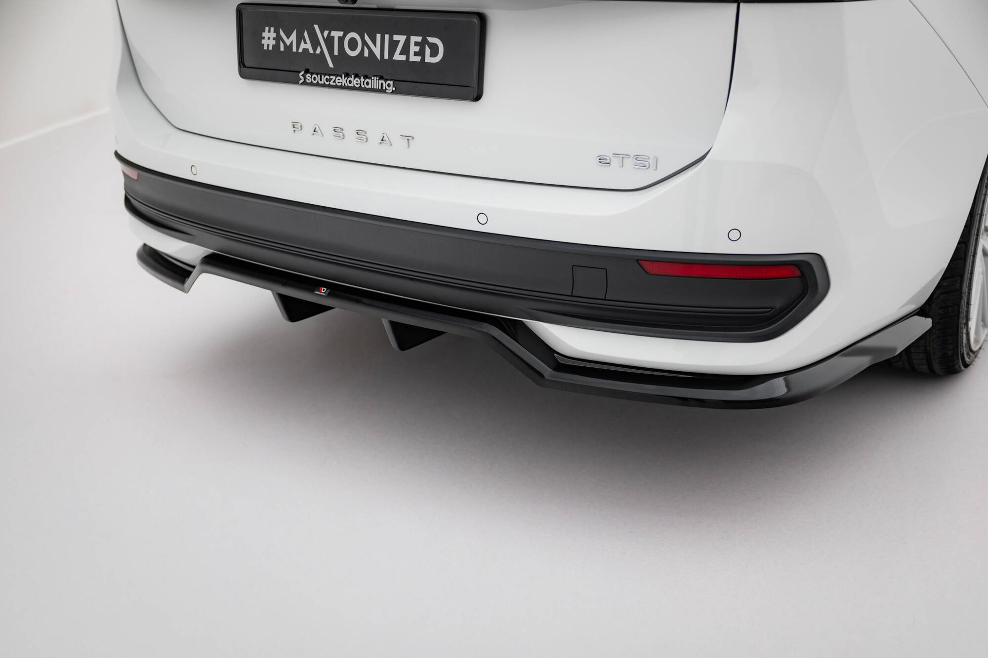 Baksplitter med diffuser VW Passat B9 2024 ->  | Glossy Black Edition – bilde 2