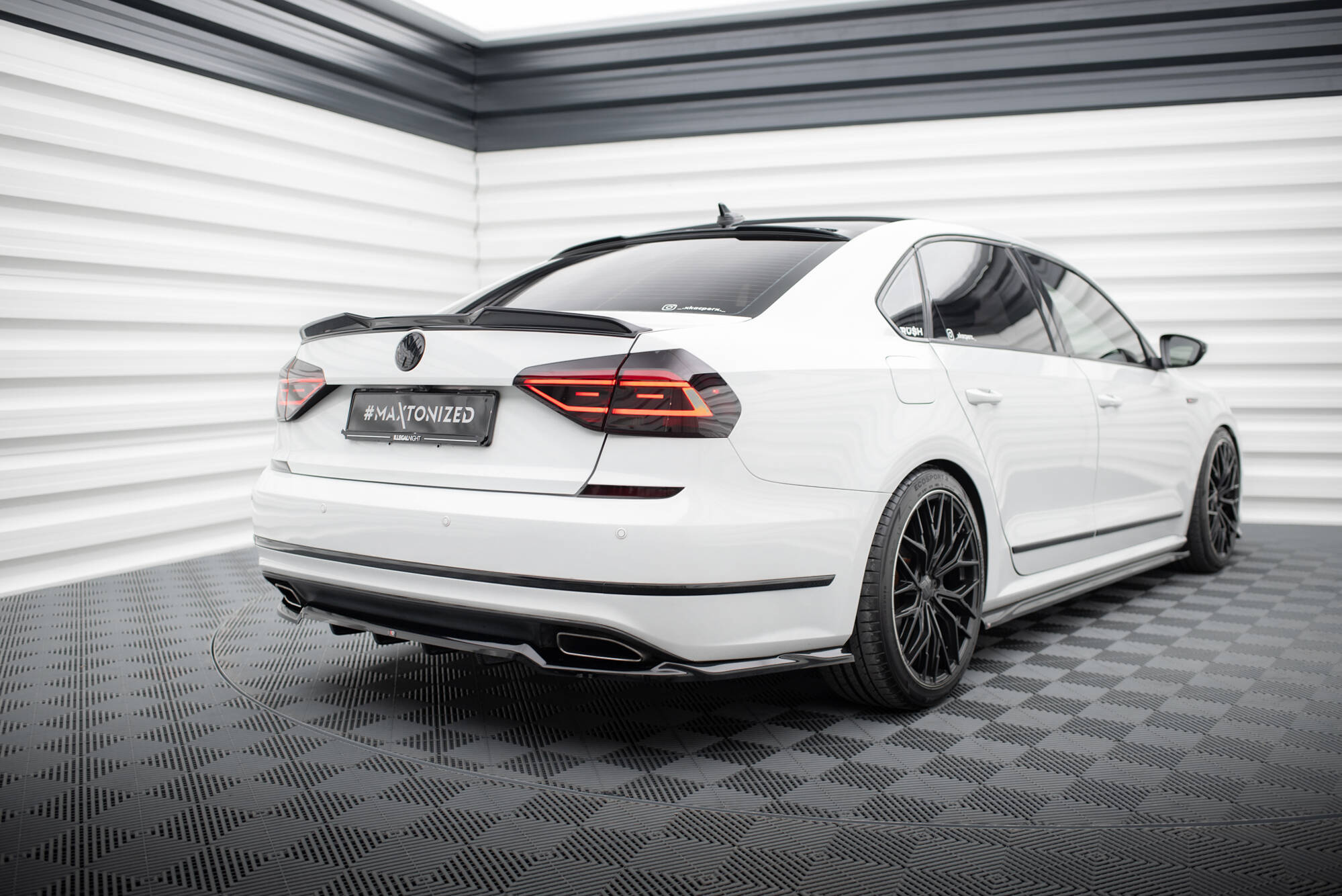Baksplitter med diffuser VW Passat GT (B8) Facelift 2018 - 2020  | Glossy Black Edition