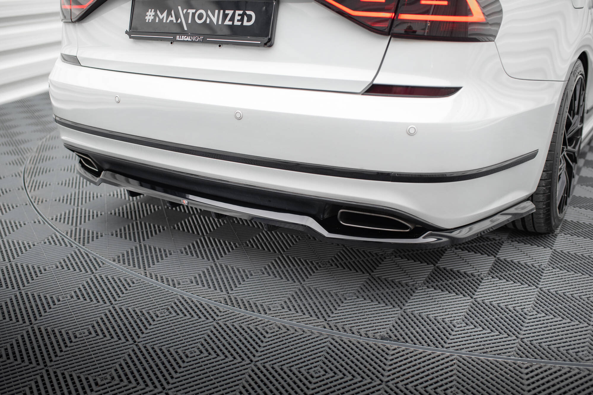 Baksplitter med diffuser VW Passat GT (B8) Facelift 2018 - 2020  | Glossy Black Edition – bilde 2
