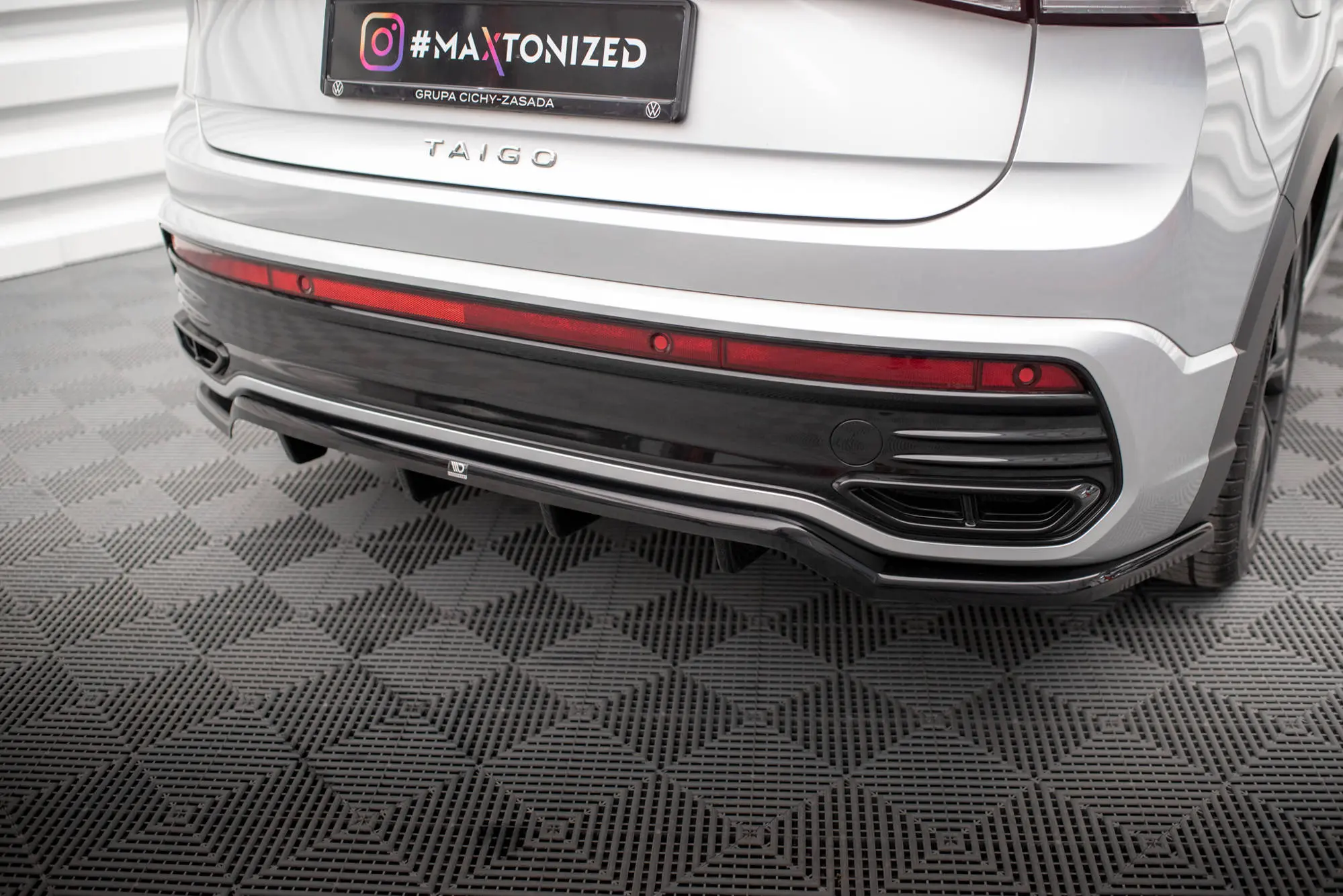 Baksplitter med diffuser VW Taigo R-Line 2021-> | Glossy Black Edition