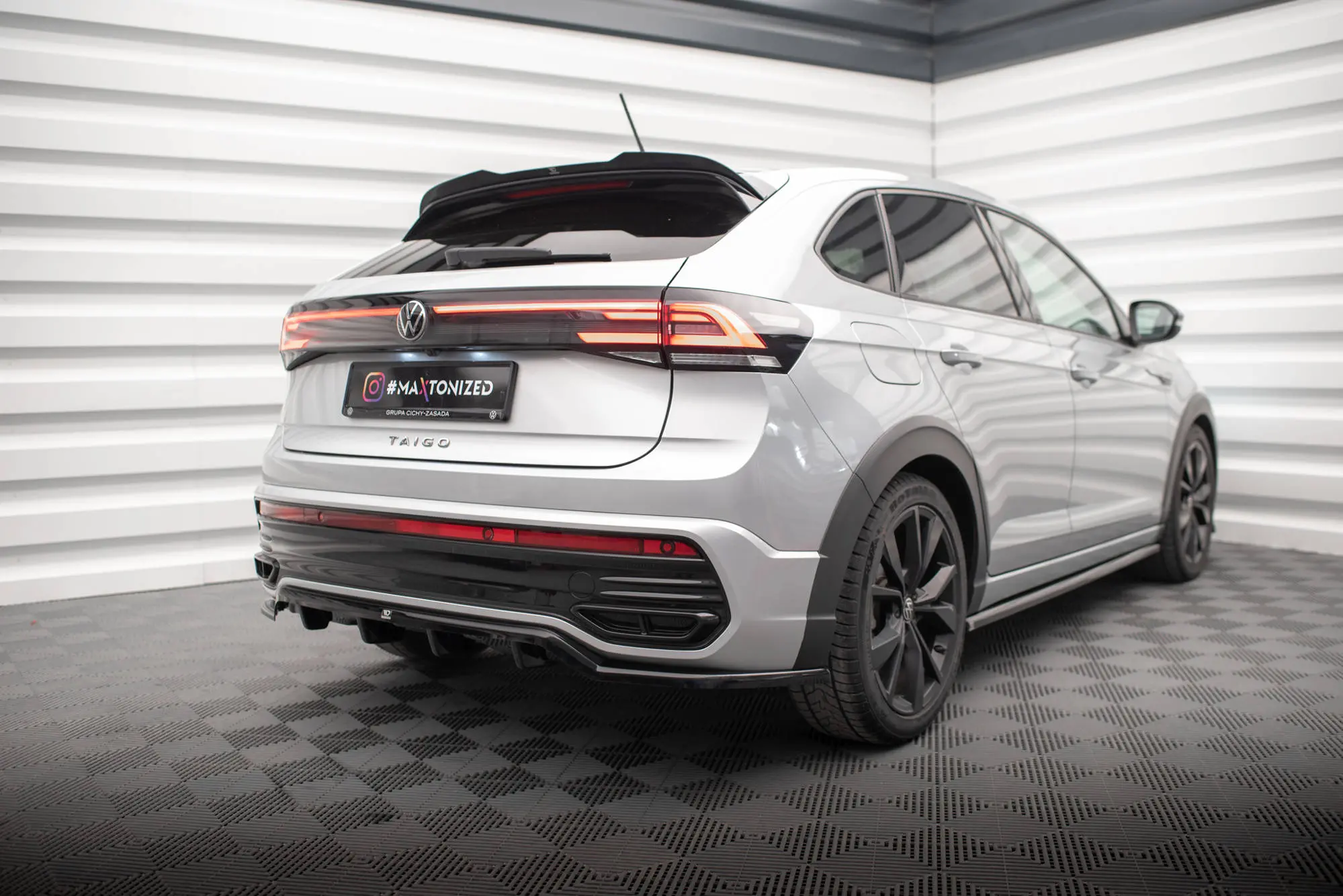 Baksplitter med diffuser VW Taigo R-Line 2021-> | Glossy Black Edition – bilde 4