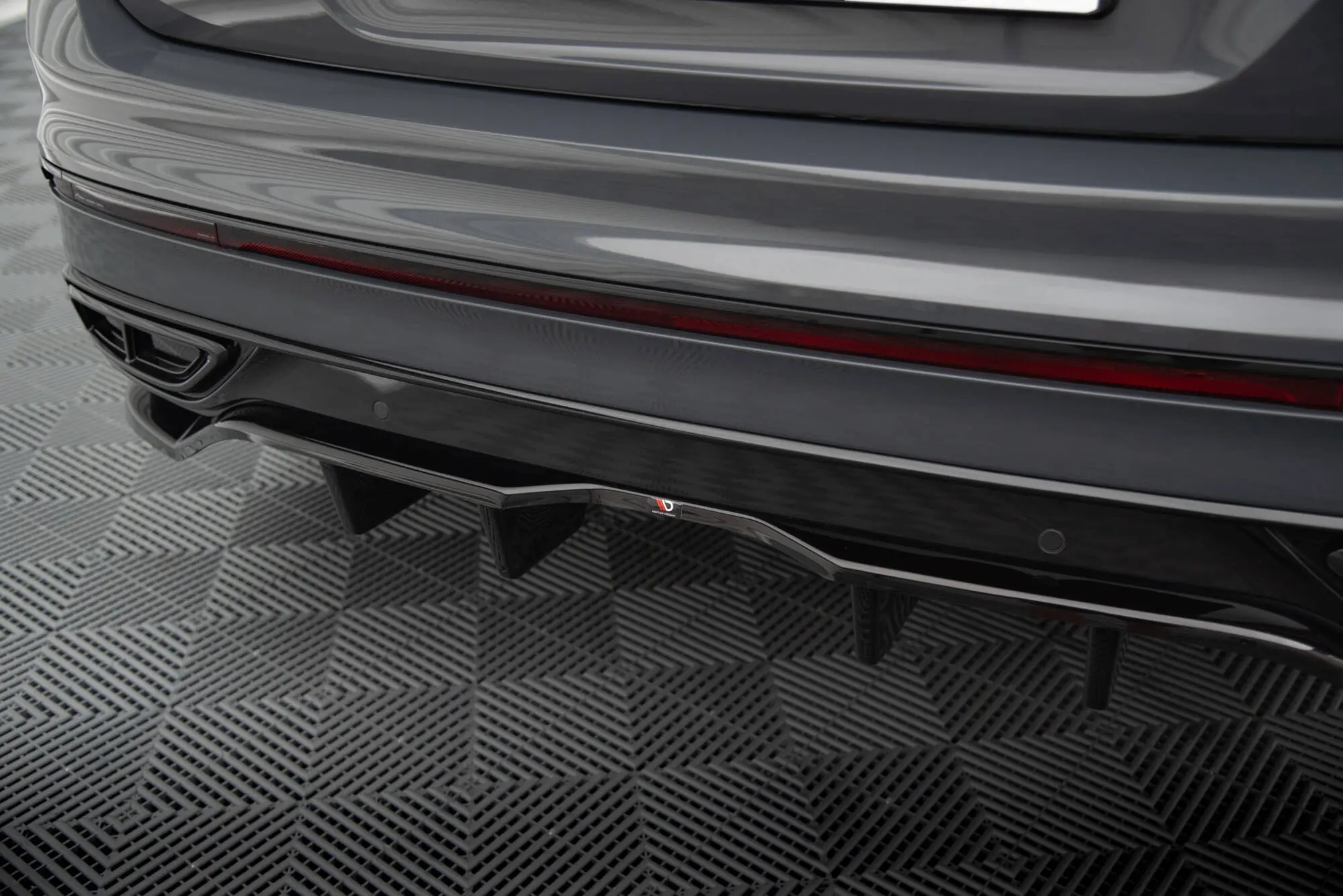 Baksplitter med diffuser VW Tiguan R-Line mk2 facelift 2020 - > | Glossy Black Edition – bilde 4