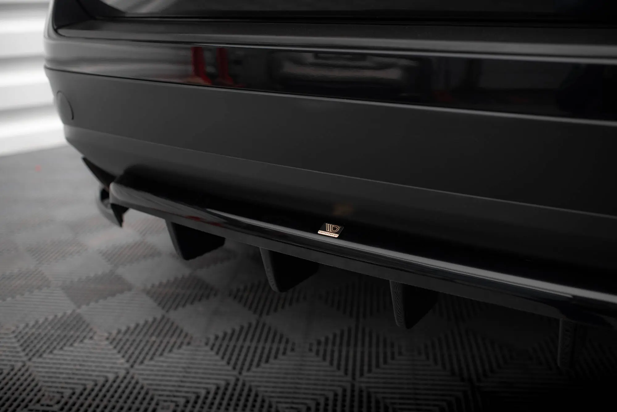 Baksplitter med diffuser VW Touareg 7P 2010 - 2014 | Glossy Black Edition – bilde 2