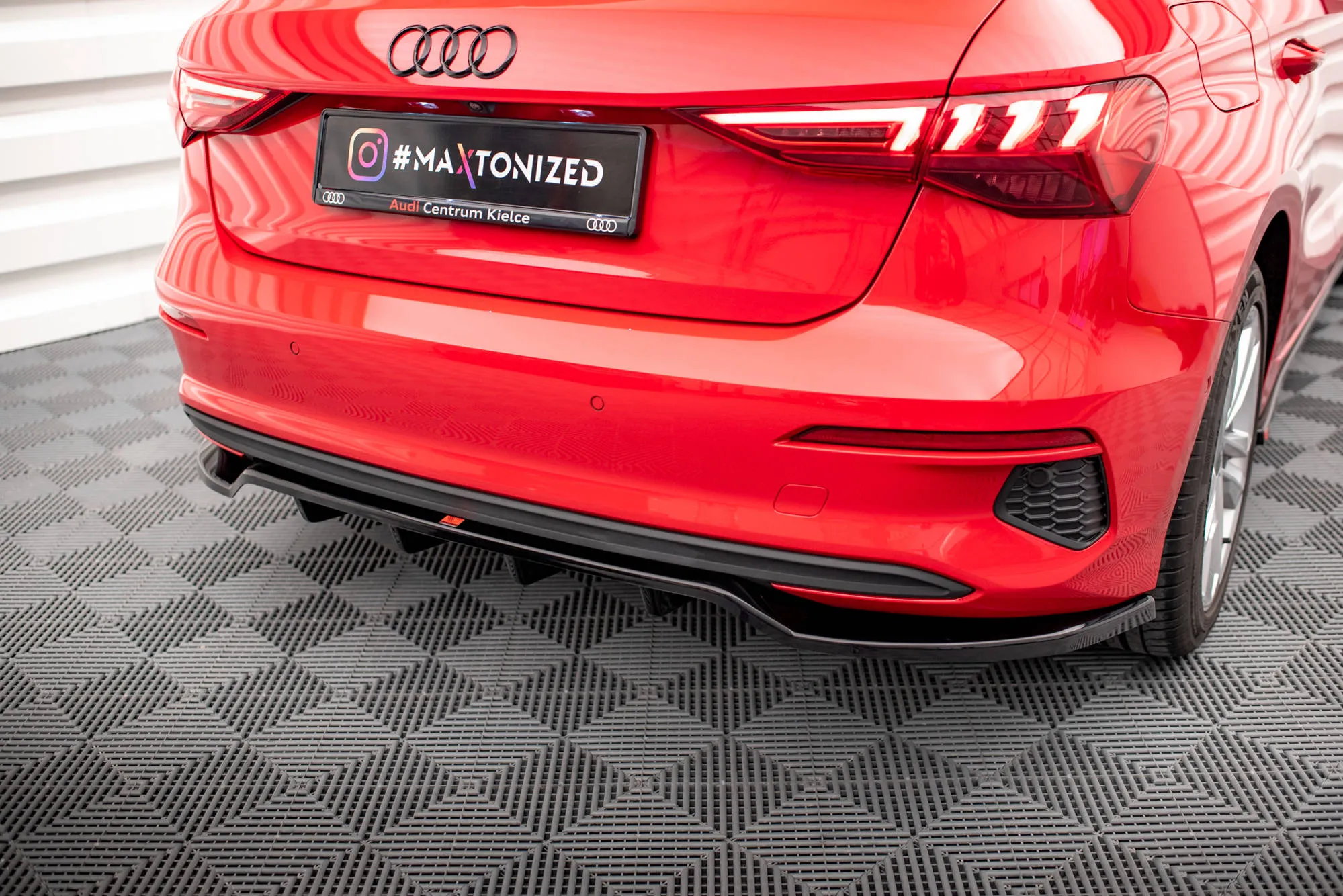 Baksplitter med vertikale ribber Audi A3 8Y Sportback 2020 -> | Glossy Black Edition