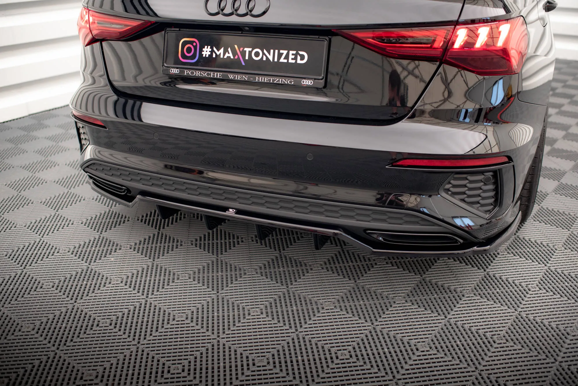 Baksplitter med vertikale ribber Audi A3 / A3 S-Line / S3 / RS3 Sedan (8Y) | Glossy Black Edition