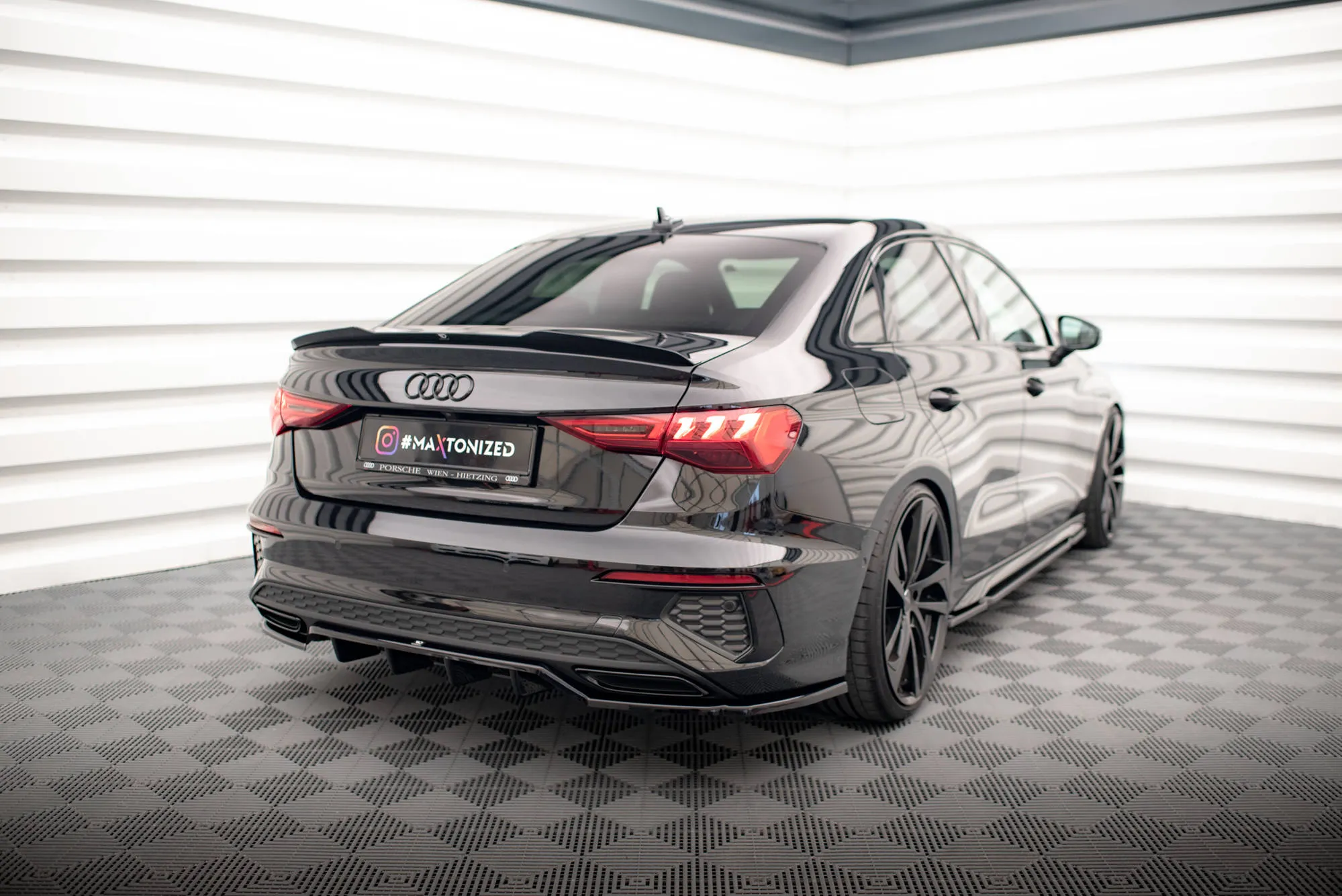 Baksplitter med vertikale ribber Audi A3 / A3 S-Line / S3 / RS3 Sedan (8Y) | Glossy Black Edition – bilde 2