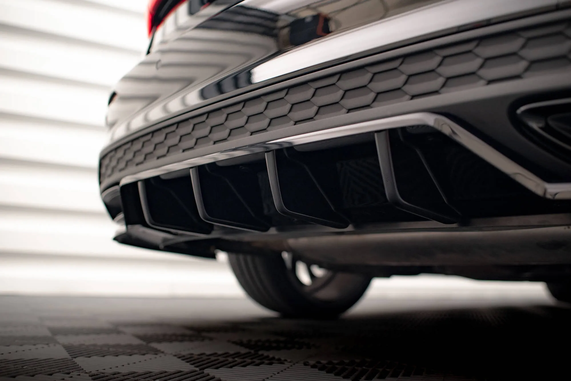 Baksplitter med vertikale ribber Audi A3 / A3 S-Line / S3 / RS3 Sedan (8Y) | Glossy Black Edition – bilde 4