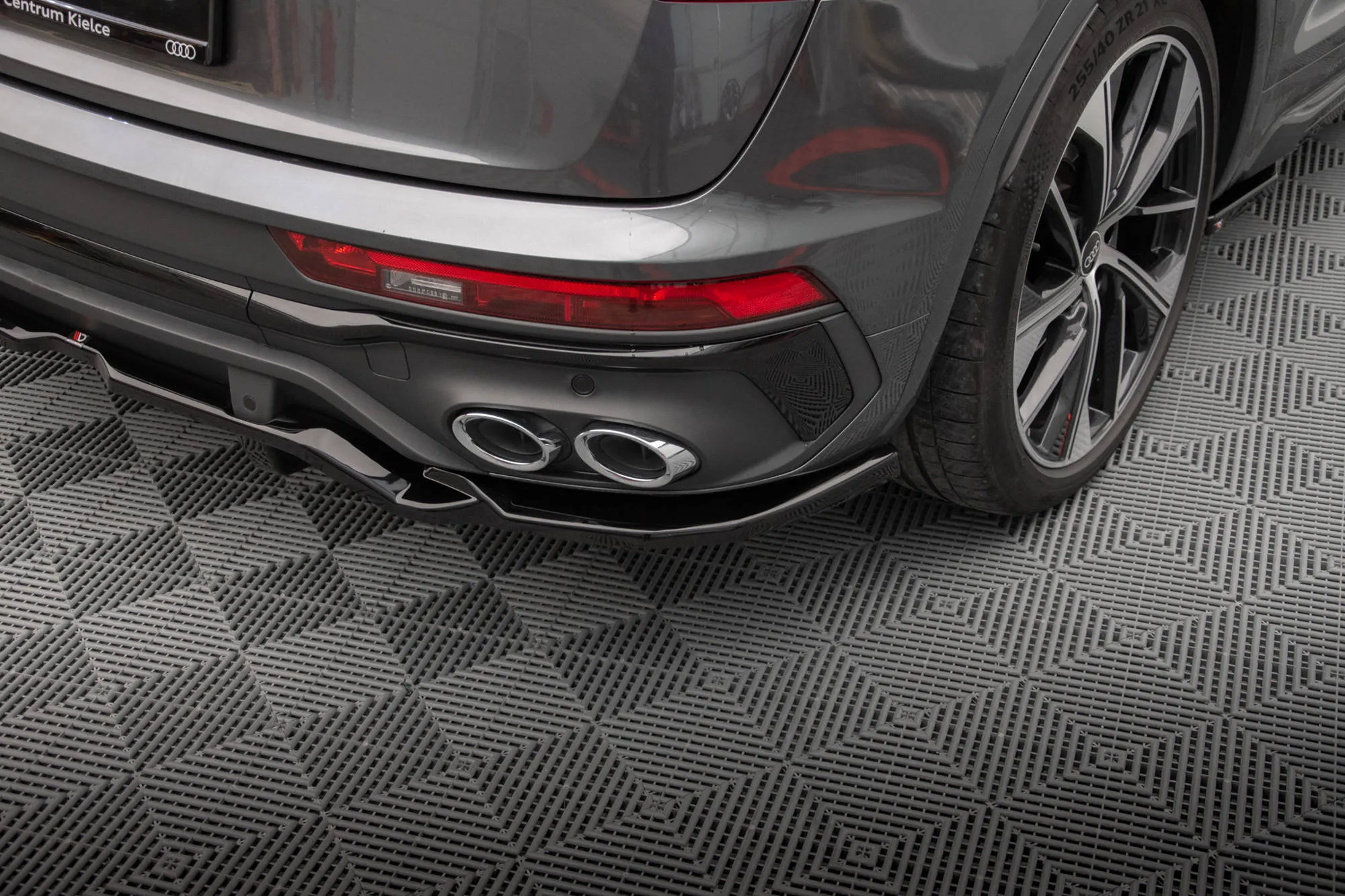 Baksplitter med vertikale ribber Audi Q5 S Mk2 Facelift 2020 - 2024 | Glossy Black Edition – bilde 3