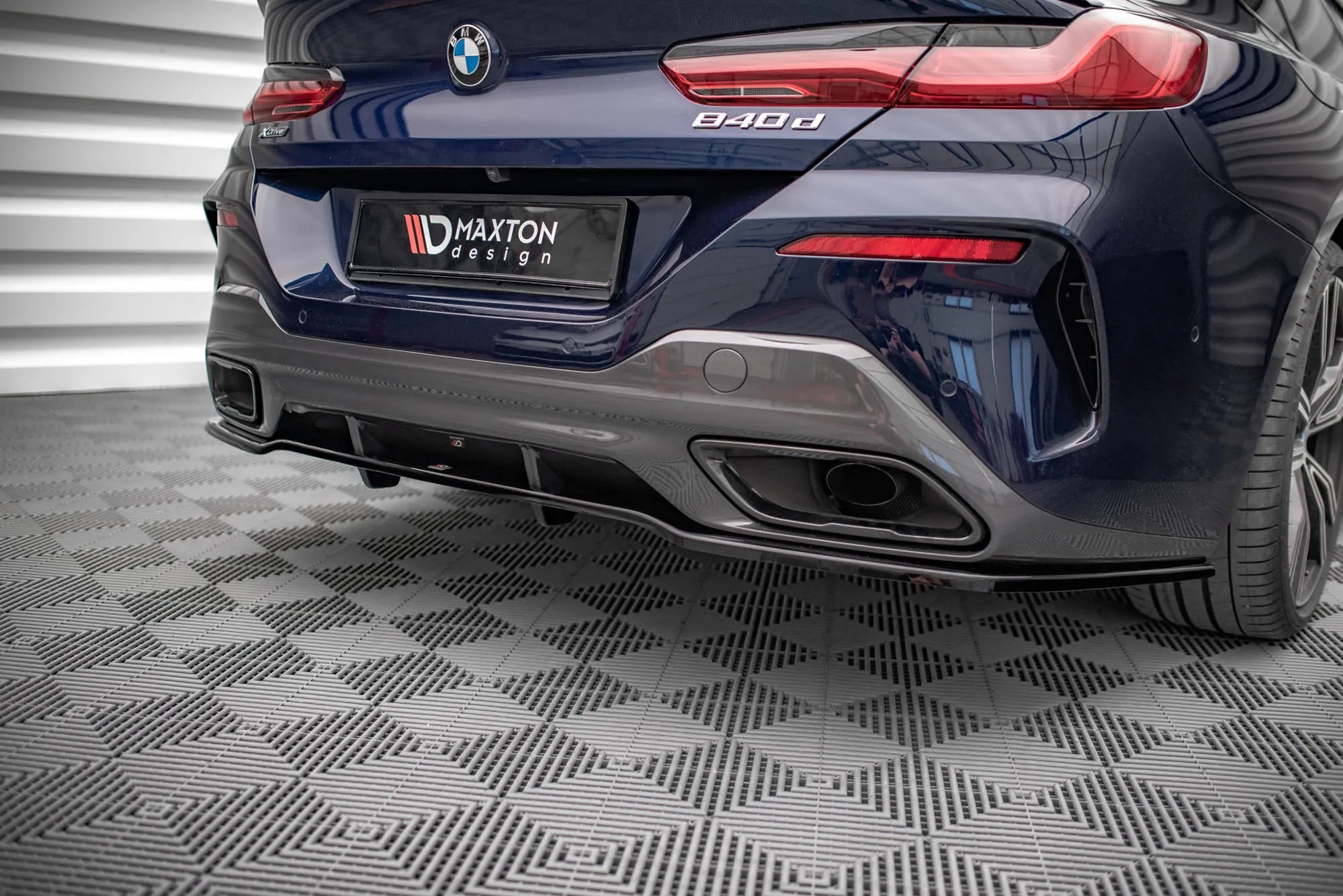 Baksplitter med vertikale ribber BMW 8 Gran Coupe (G16) M-Pack 2019-> | Glossy Black Edition – bilde 2