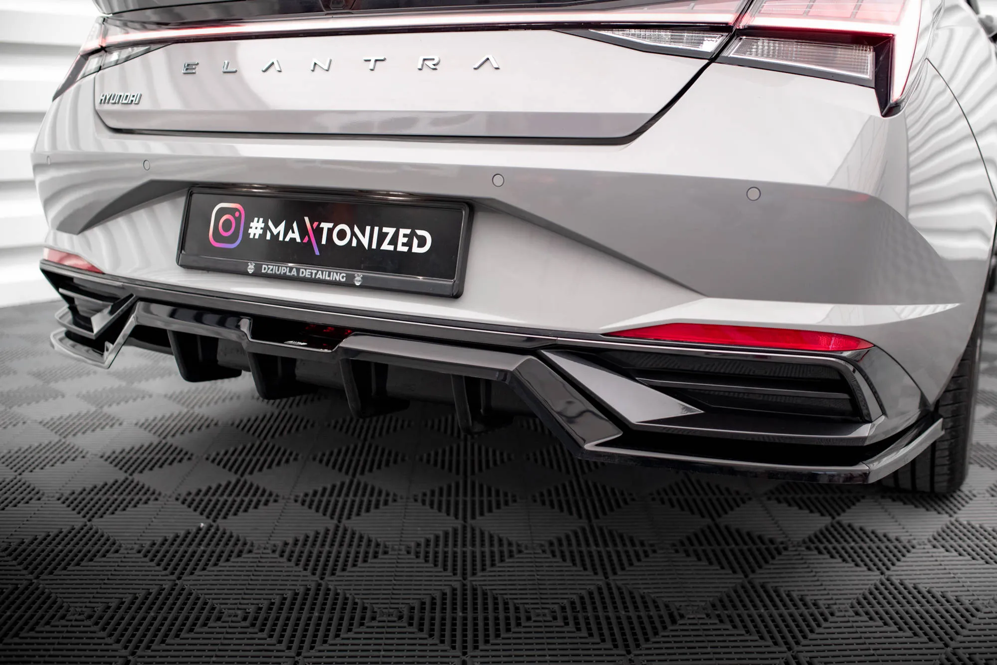 Baksplitter med vertikale ribber Hyundai Elantra Mk7 2020 - 2023 | Glossy Black Edition – bilde 2