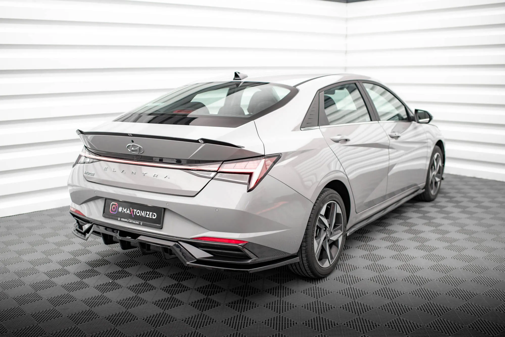 Baksplitter med vertikale ribber Hyundai Elantra Mk7 2020 - 2023 | Glossy Black Edition – bilde 3