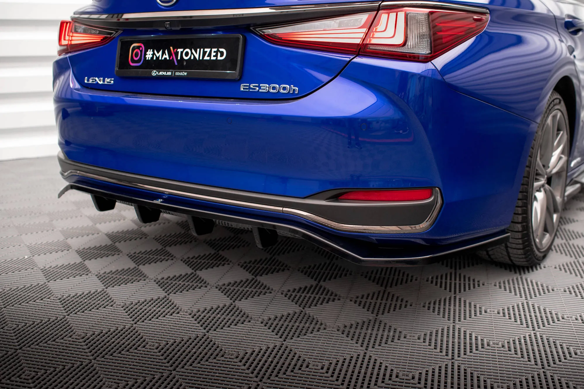 Baksplitter med vertikale ribber Lexus ES VII F Sport 2018-> | Glossy Black Edition