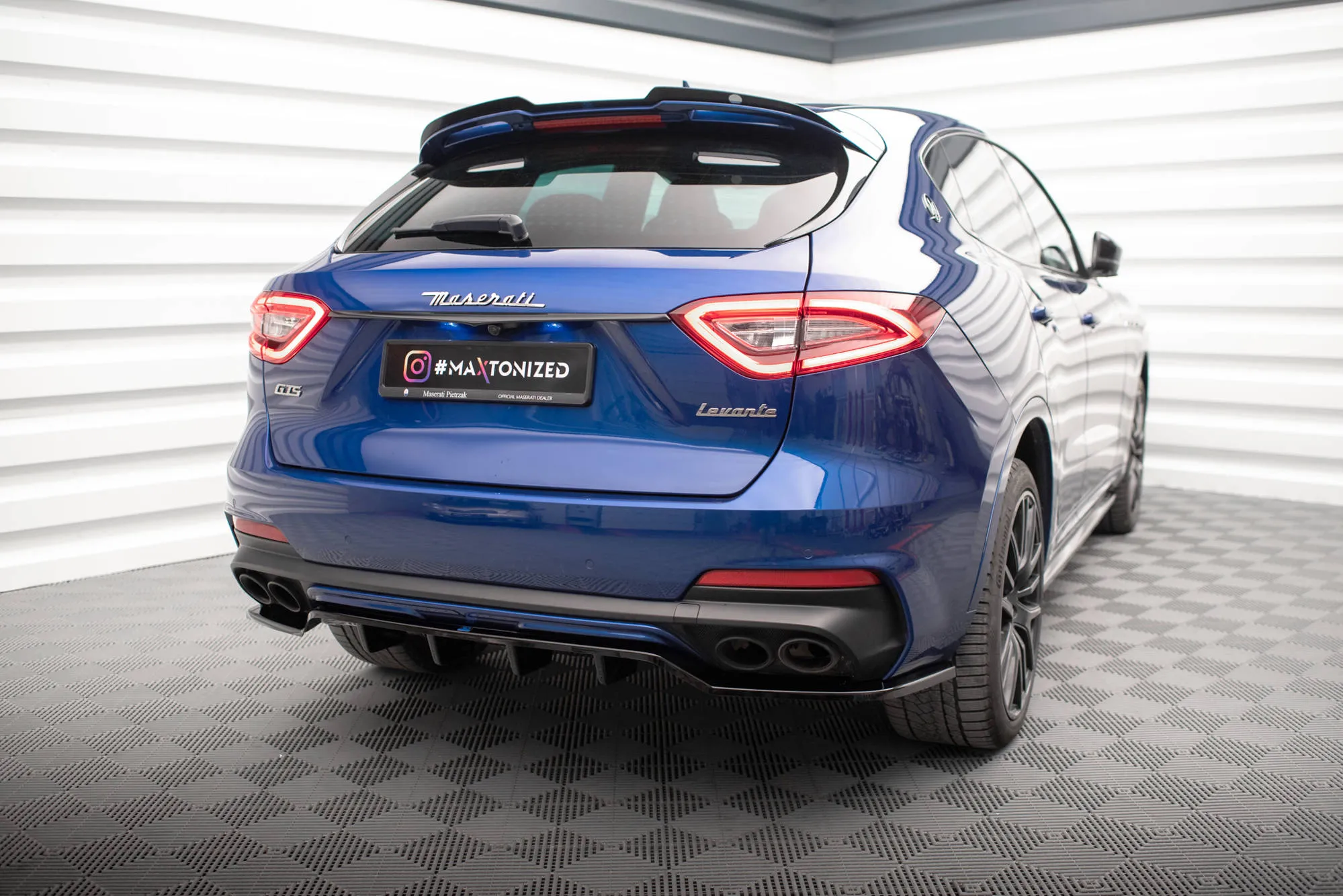 Baksplitter med vertikale ribber Maserati Levante GTS Mk1 2018 - 2023 | Glossy Black Edition