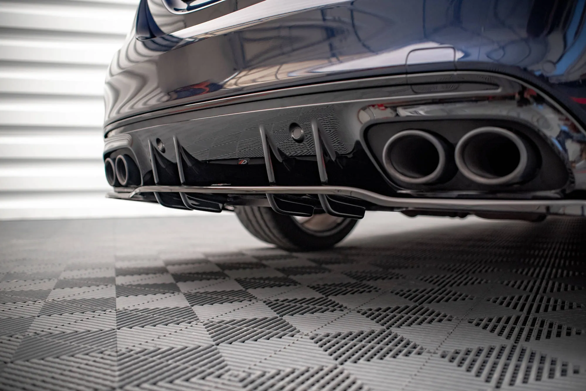 Baksplitter med vertikale ribber Mercedes-Benz AMG (c/c 43) W205 2014 - 2018 | Glossy Black Edition – bilde 3