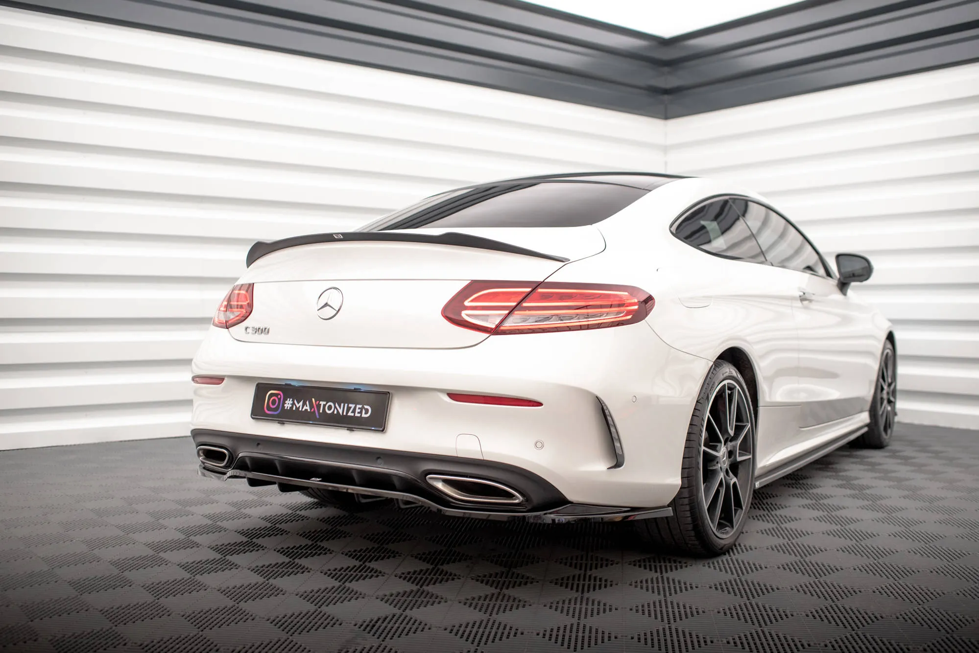 Baksplitter med vertikale ribber Mercedes-Benz C AMG-Line / AMG C43 (W205 / C205) Facelift 2018-2021 | Glossy Black Edition