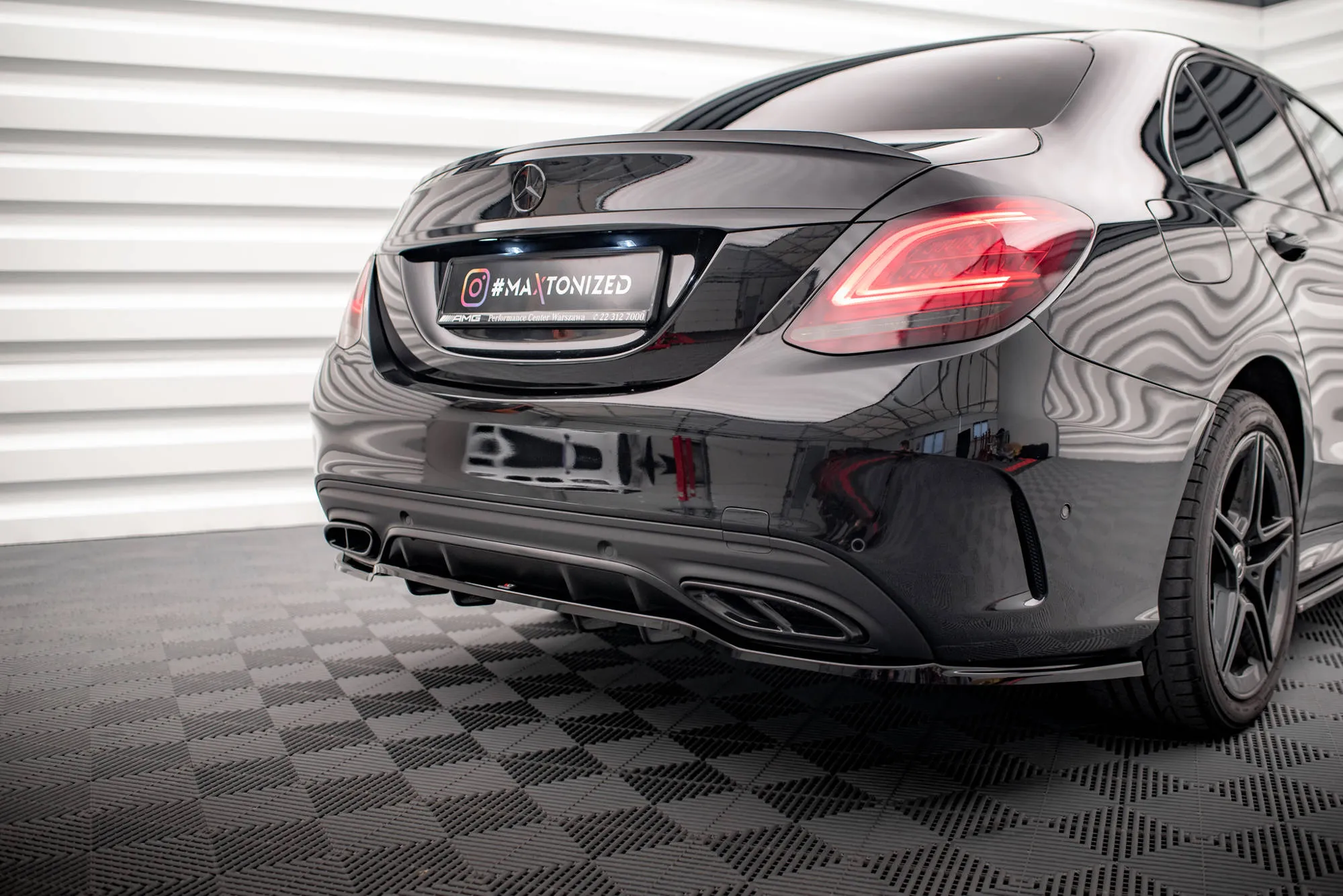 Baksplitter med vertikale ribber Mercedes-Benz C (W205 / S205) AMG-Line Facelift 2018 - 2021 | Glossy Black Edition – bilde 2