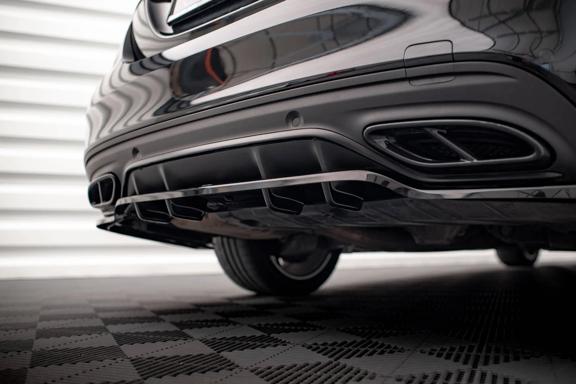 Baksplitter med vertikale ribber Mercedes-Benz C (W205 / S205) AMG-Line Facelift 2018 - 2021 | Glossy Black Edition – bilde 3