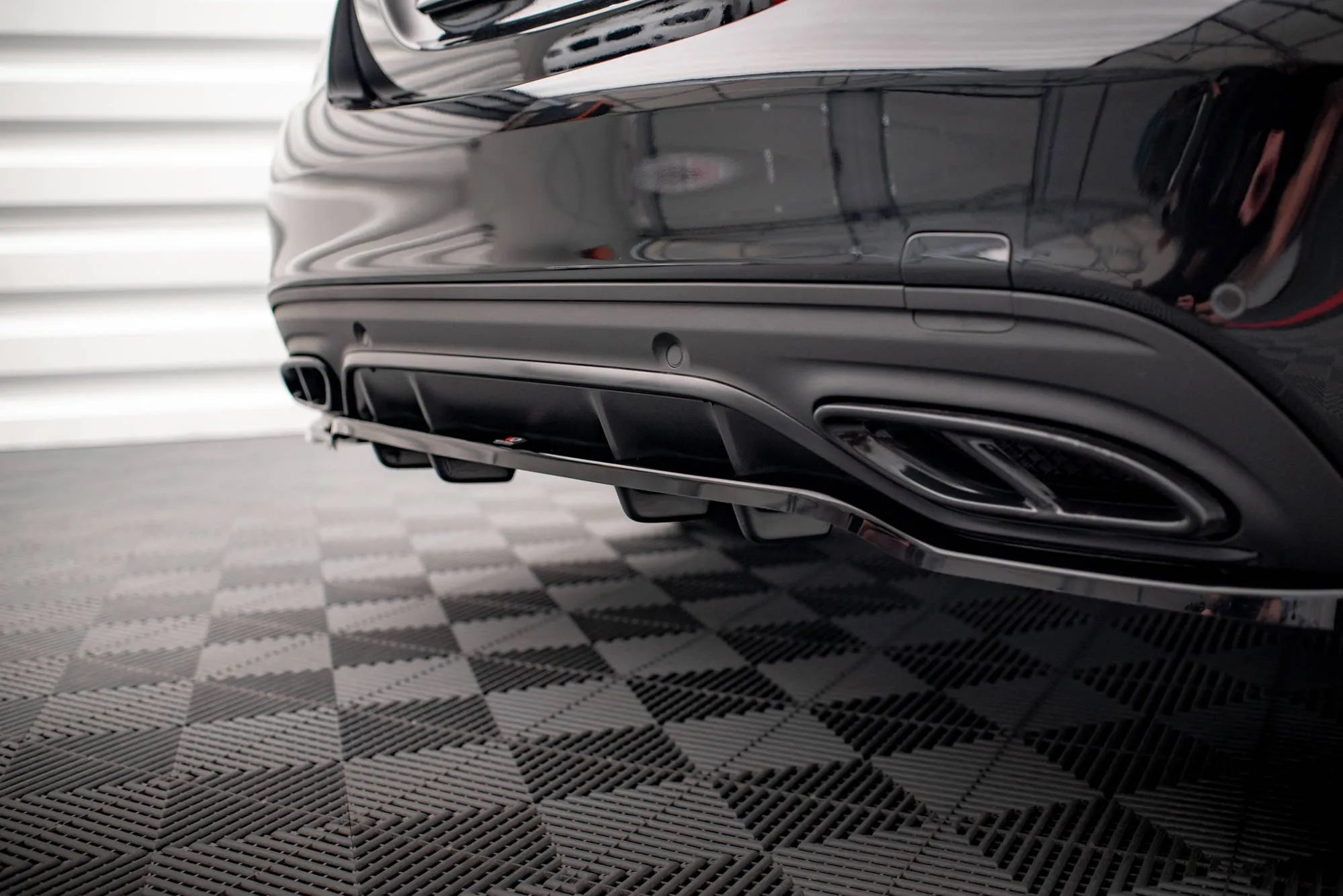 Baksplitter med vertikale ribber Mercedes-Benz C (W205 / S205) AMG-Line Facelift 2018 - 2021 | Glossy Black Edition – bilde 4