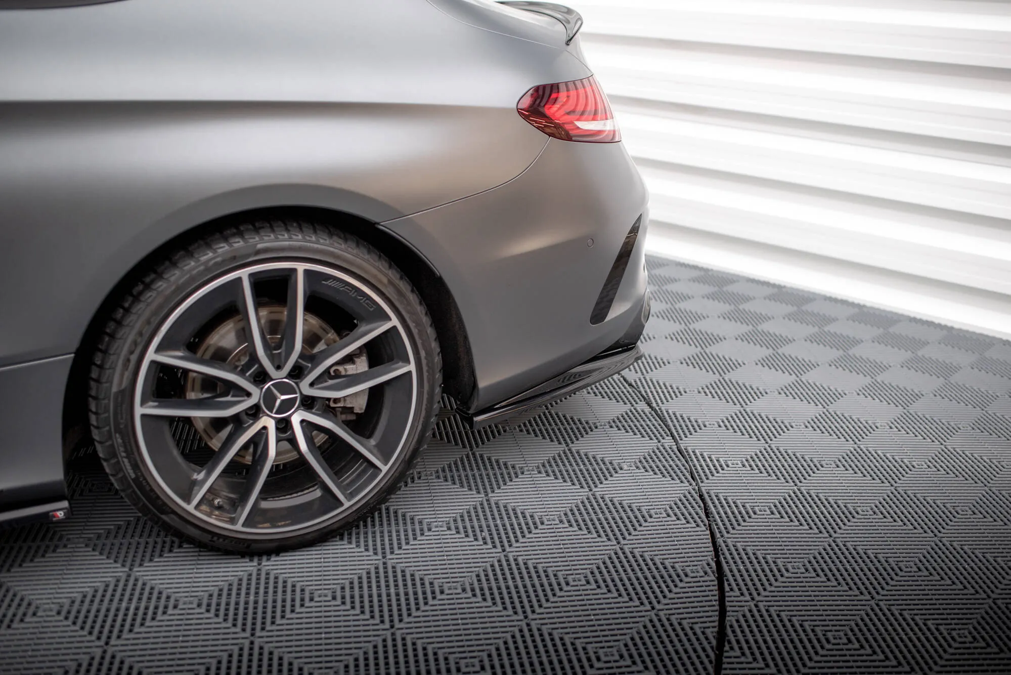 Baksplitter med vertikale ribber Mercedes-Benz C43 AMG Coupe (C205) facelift 2018 - 2022 / Mercedes-Benz C43 AMG (W205) facelift 2018 - 2021 | Glossy Black Edition – bilde 2