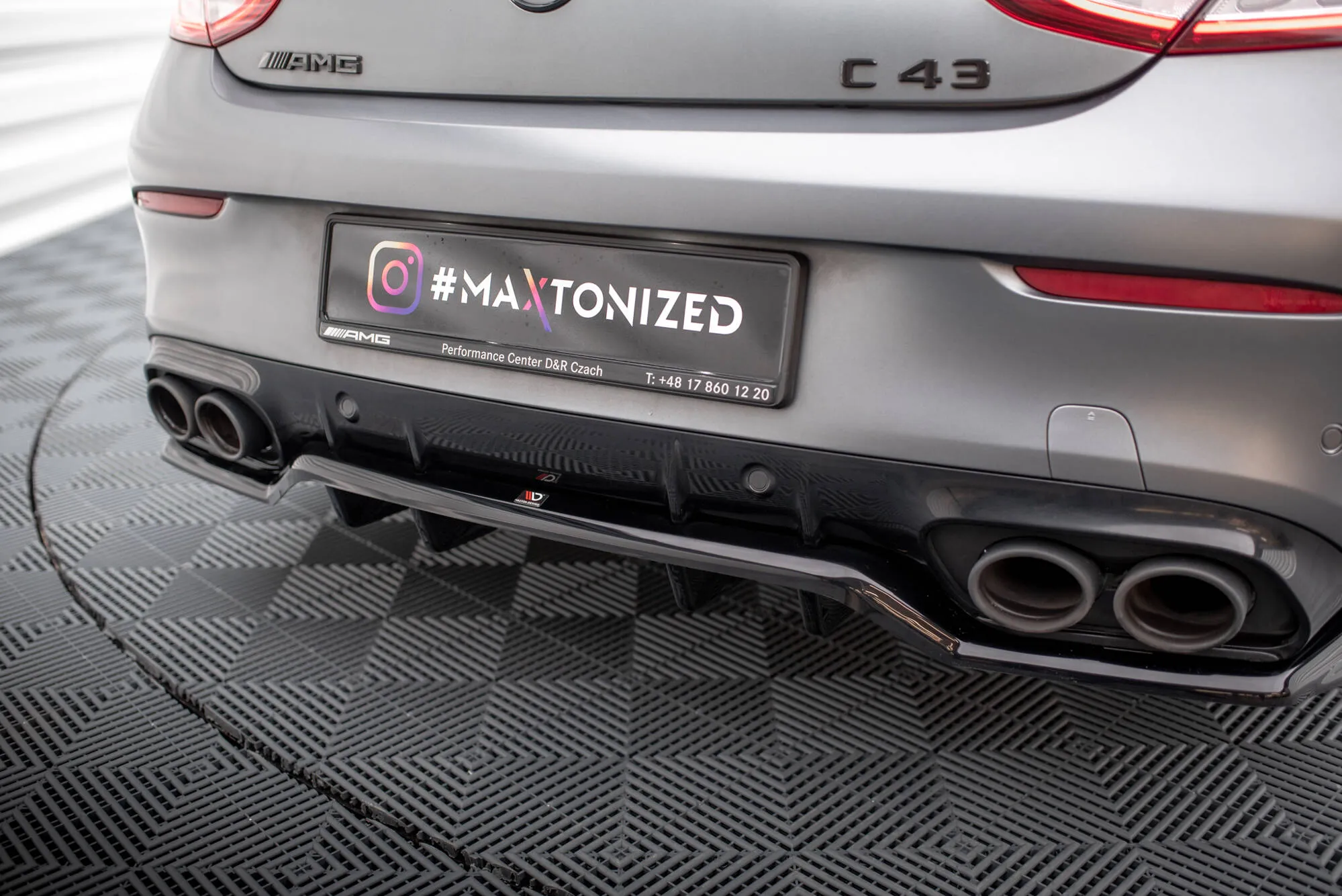 Baksplitter med vertikale ribber Mercedes-Benz C43 AMG Coupe (C205) facelift 2018 - 2022 / Mercedes-Benz C43 AMG (W205) facelift 2018 - 2021 | Glossy Black Edition – bilde 3