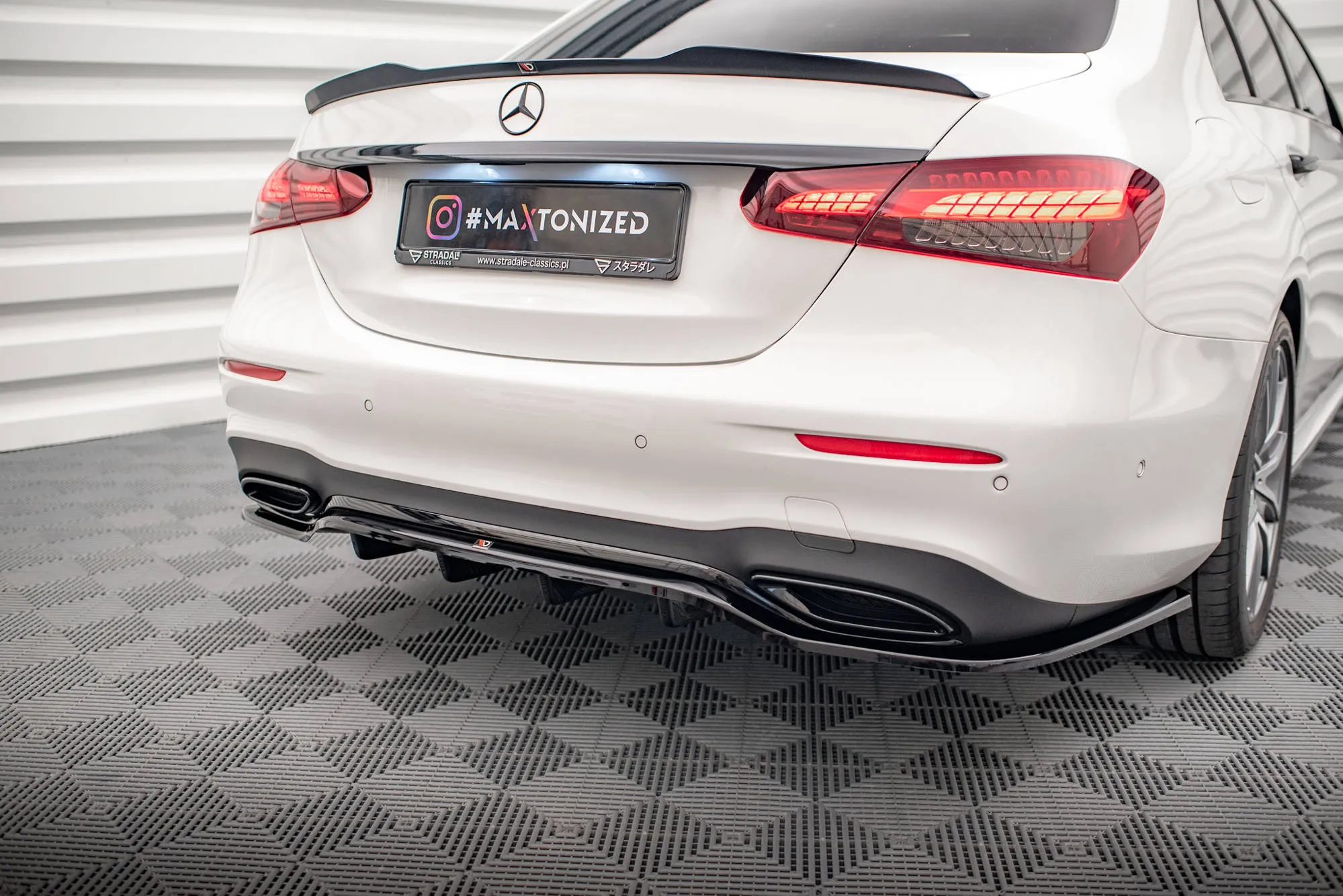 Baksplitter med vertikale ribber Mercedes-Benz E AMG (W213) Facelift 2020 - 2023 | Glossy Black Edition