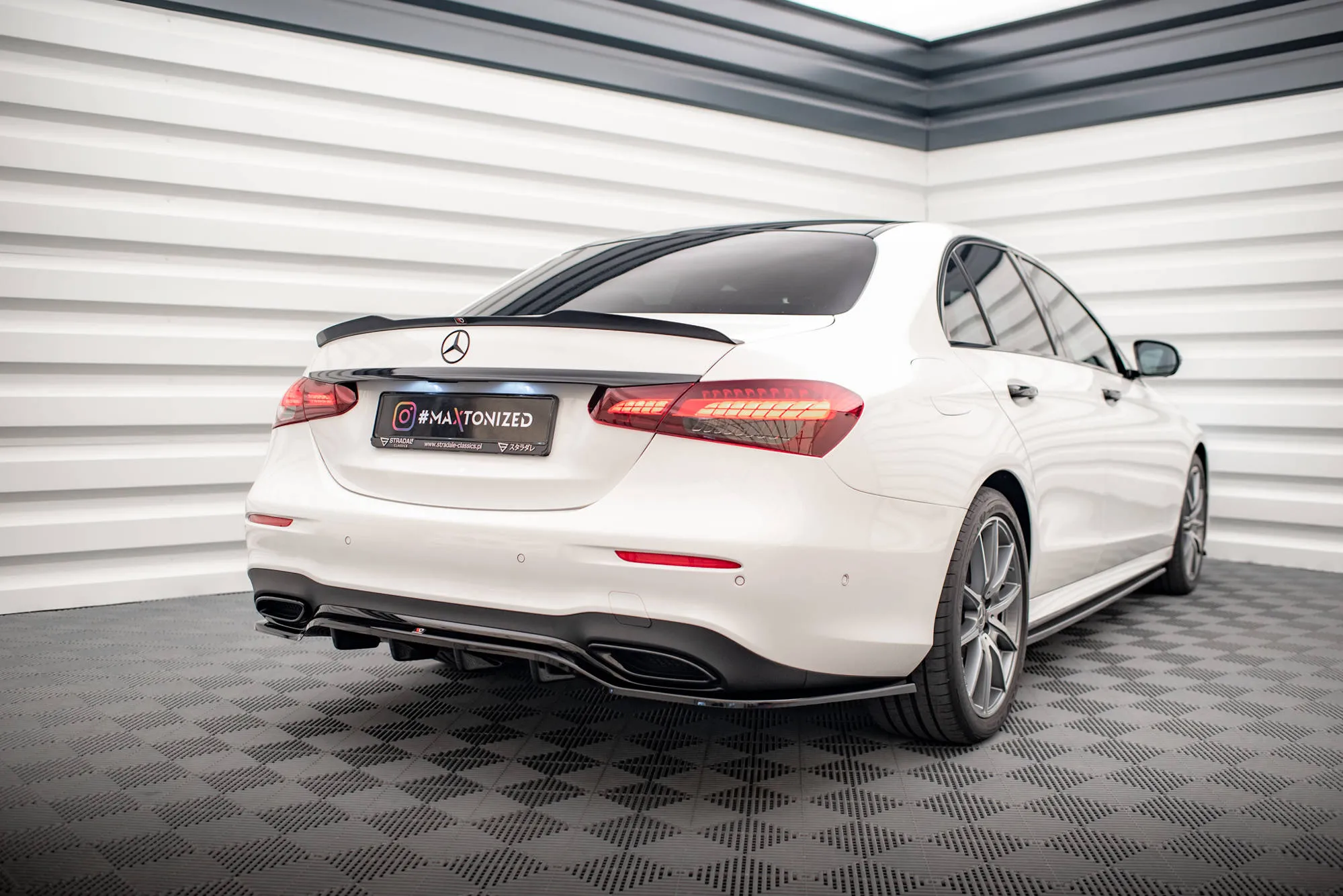 Baksplitter med vertikale ribber Mercedes-Benz E AMG (W213) Facelift 2020 - 2023 | Glossy Black Edition – bilde 2