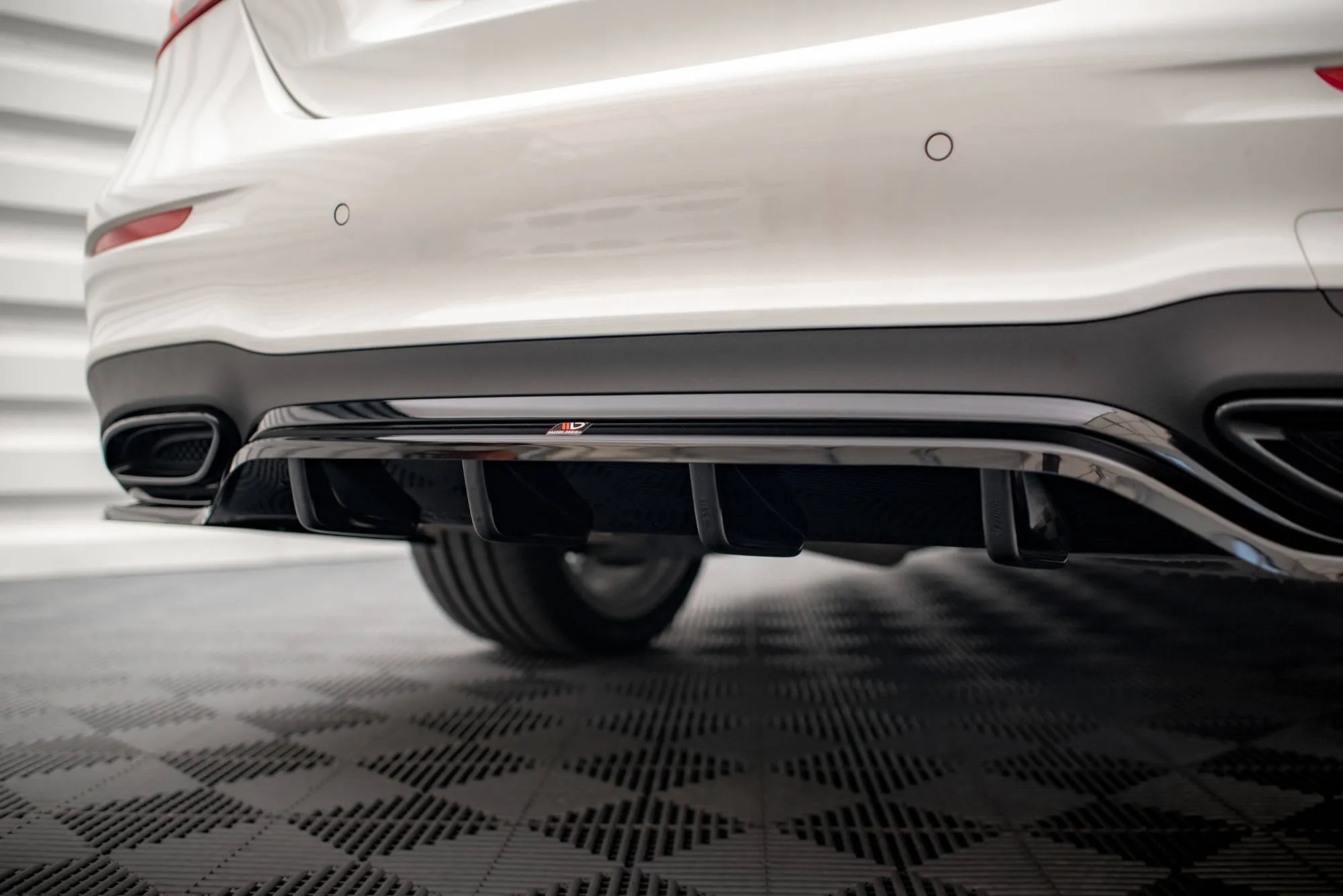 Baksplitter med vertikale ribber Mercedes-Benz E AMG (W213) Facelift 2020 - 2023 | Glossy Black Edition – bilde 3