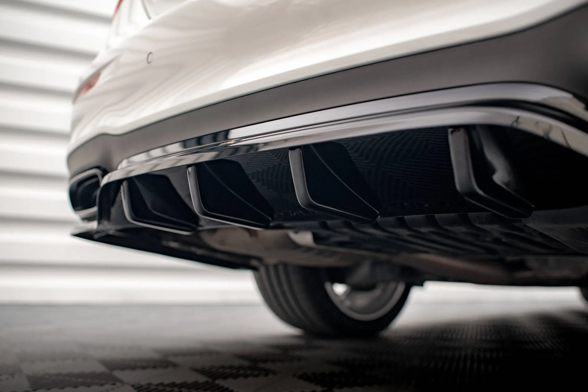 Baksplitter med vertikale ribber Mercedes-Benz E AMG (W213) Facelift 2020 - 2023 | Glossy Black Edition – bilde 4