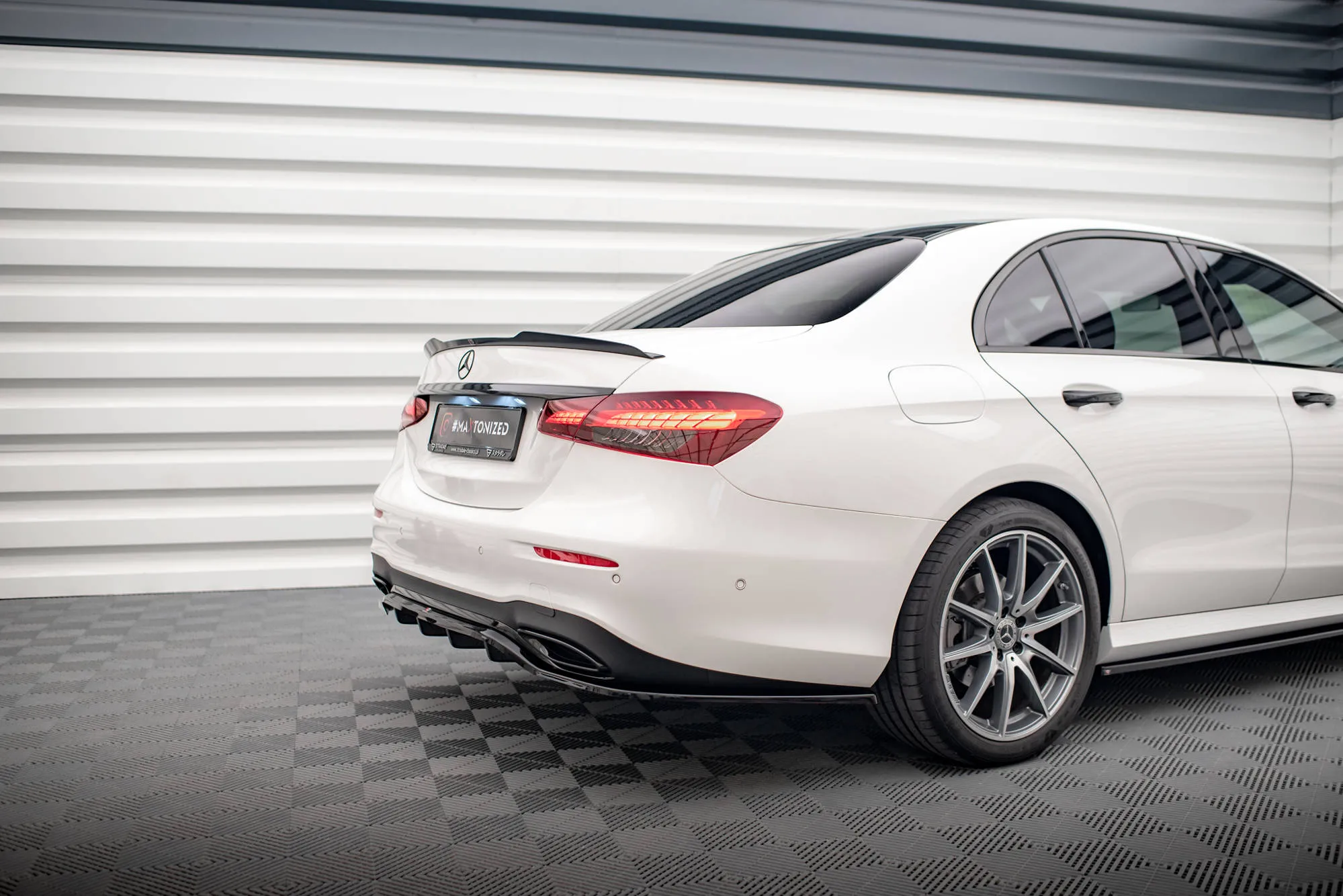 Baksplitter med vertikale ribber Mercedes-Benz E AMG (W213) Facelift 2020 - 2023 | Glossy Black Edition – bilde 5