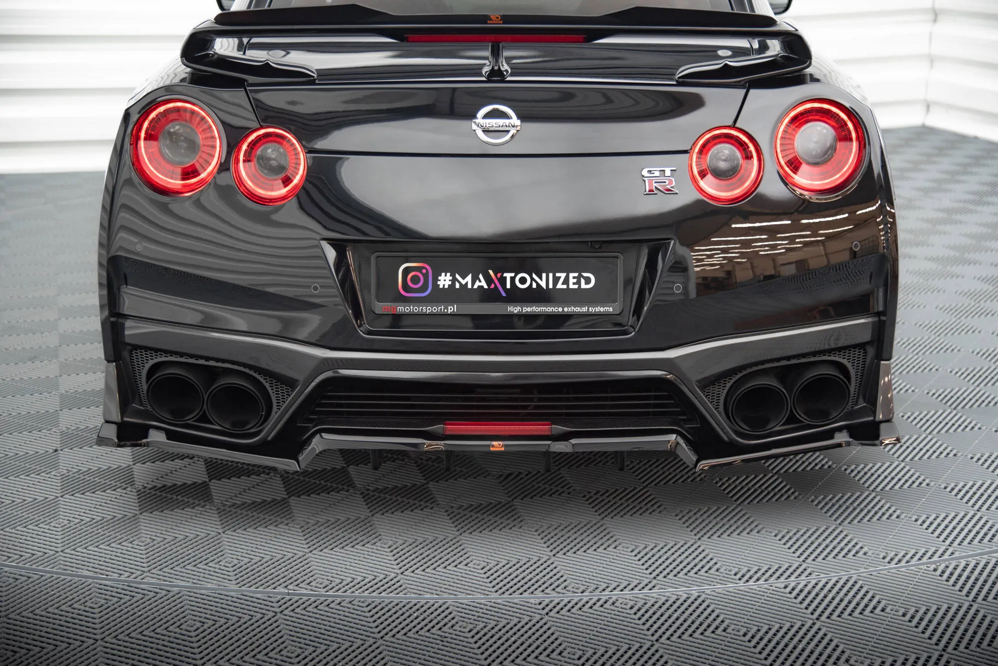 Baksplitter med vertikale ribber Nissan Gtr R35 facelift 2016 - 2022 | Glossy Black Edition