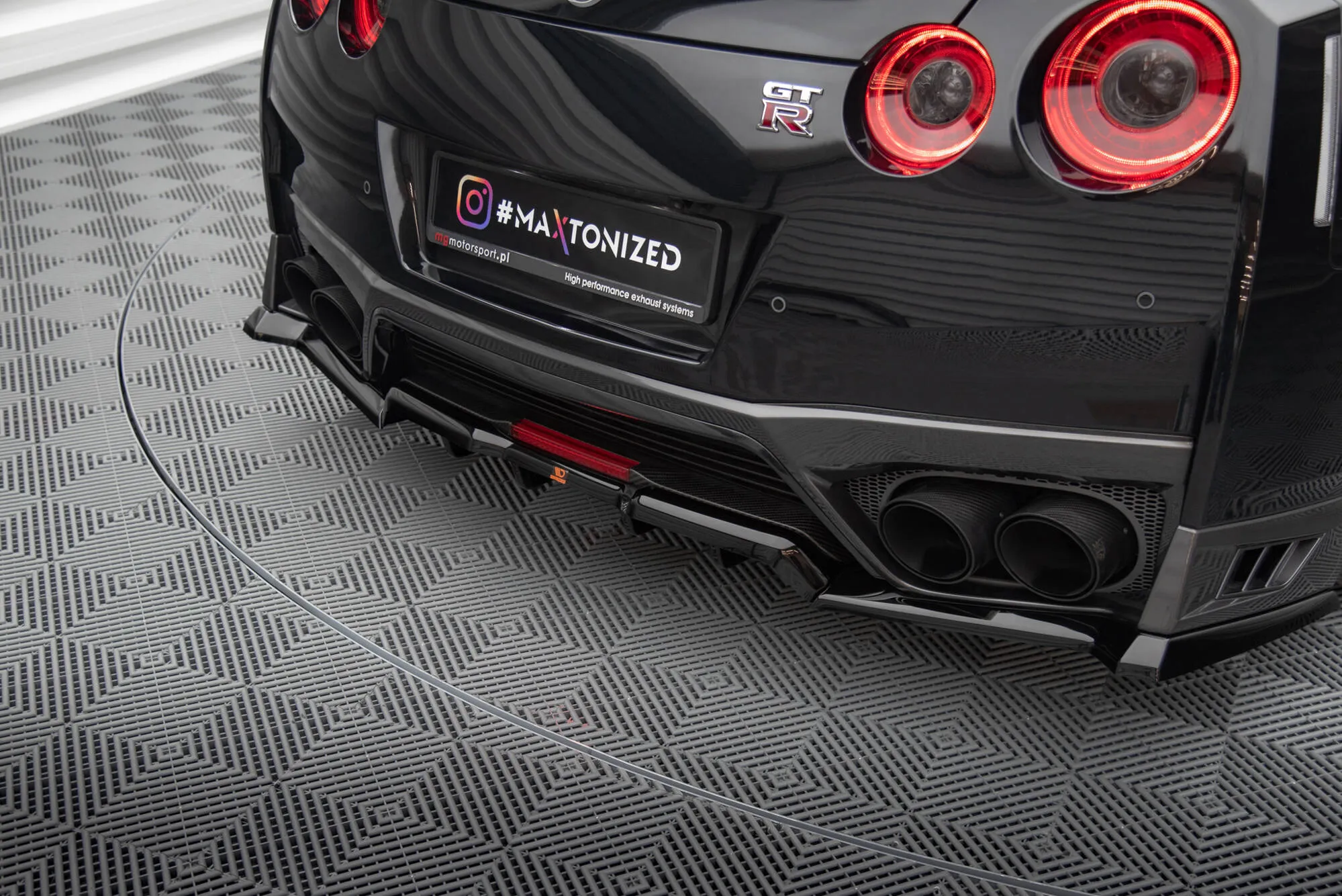Baksplitter med vertikale ribber Nissan Gtr R35 facelift 2016 - 2022 | Glossy Black Edition – bilde 2