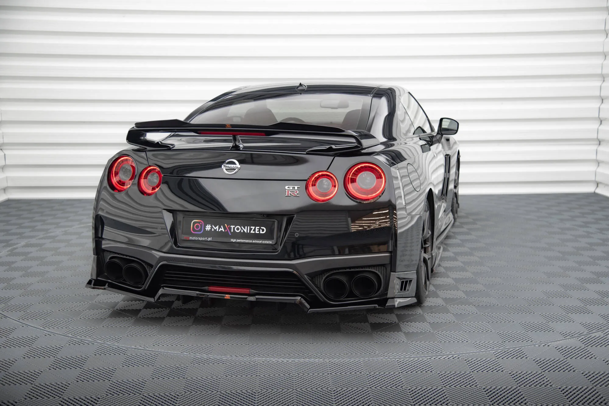 Baksplitter med vertikale ribber Nissan Gtr R35 facelift 2016 - 2022 | Glossy Black Edition – bilde 3