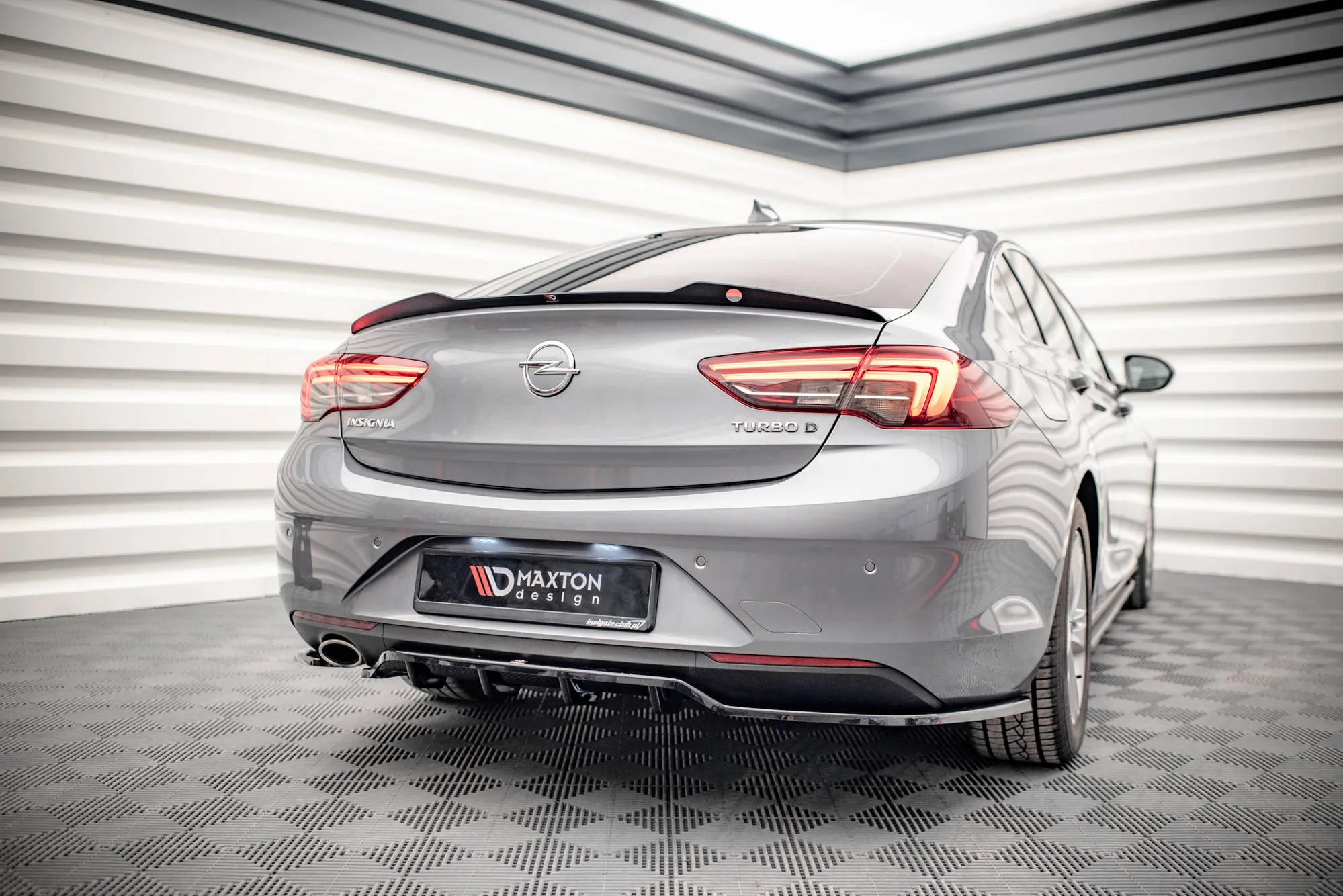 Baksplitter med vertikale ribber Opel Insignia B Hatchback 2017 - 2022 | Glossy Black Edition – bilde 3