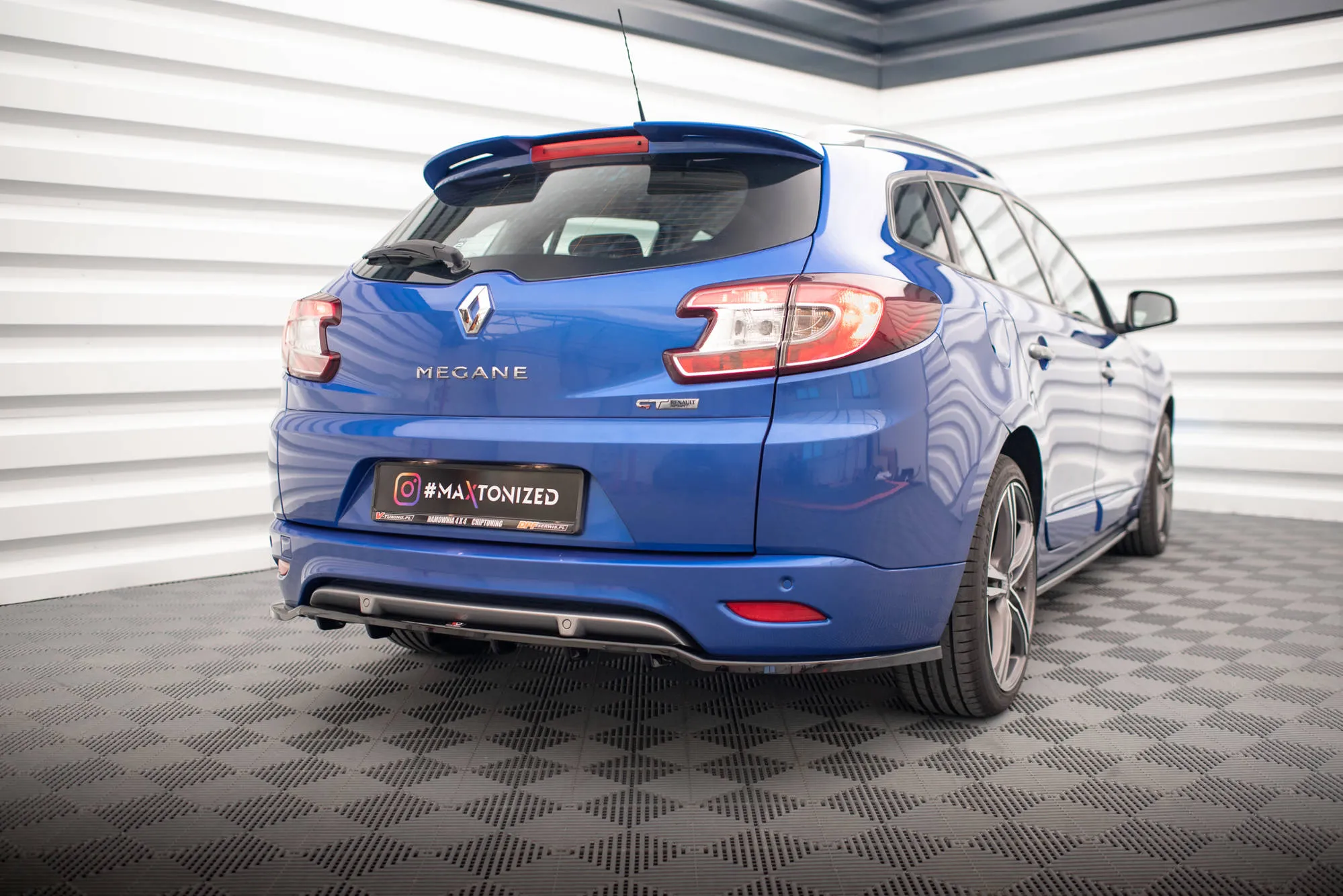 Baksplitter med vertikale ribber Renault Megane (Mk3) 2008-2016 | Glossy Black Edition
