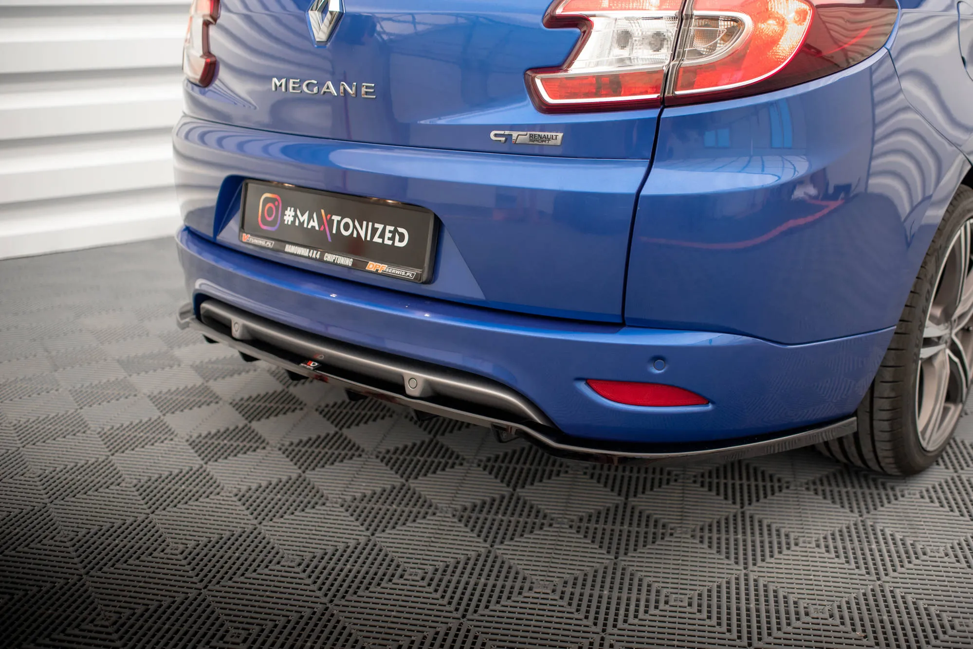 Baksplitter med vertikale ribber Renault Megane (Mk3) 2008-2016 | Glossy Black Edition – bilde 3