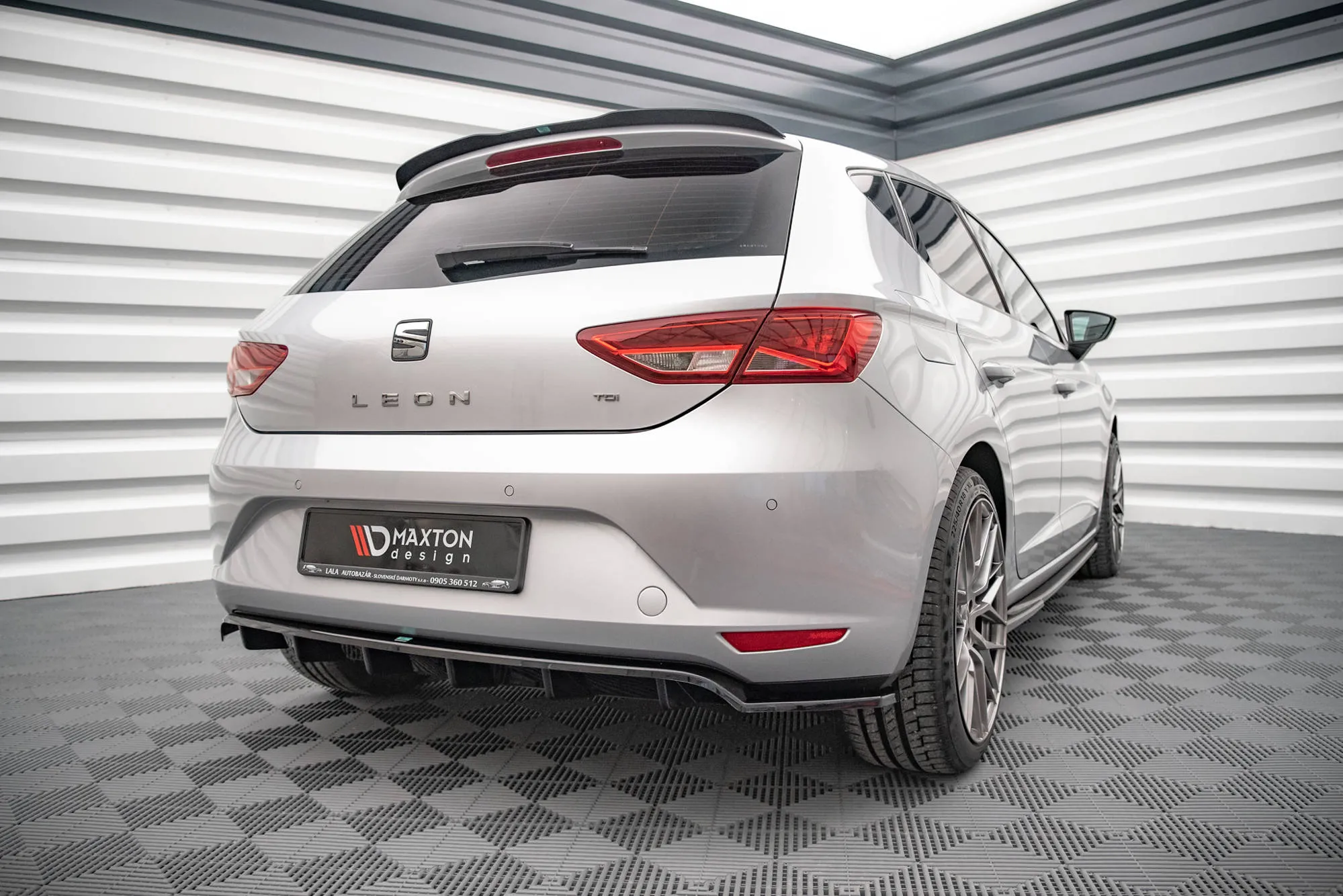 Baksplitter med vertikale ribber Seat Leon III 2012-2016 | Glossy Black Edition