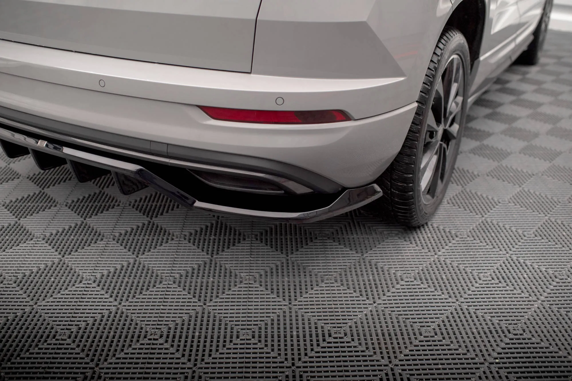 Baksplitter med vertikale ribber Skoda Karoq (K1 Facelift) 2021-2026 | Glossy Black Edition – bilde 3