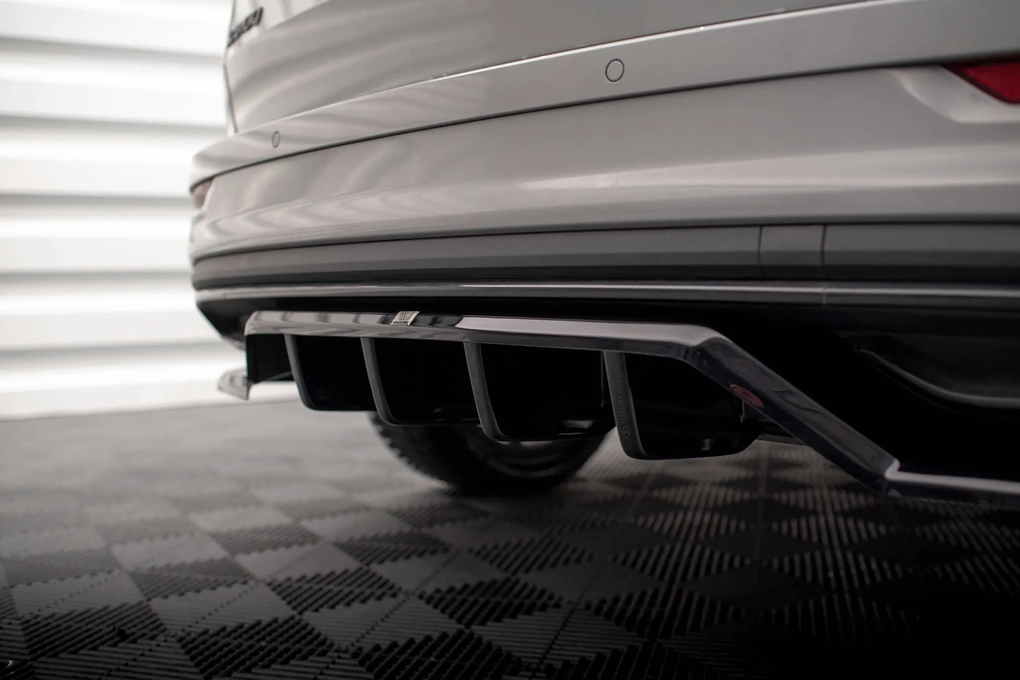 Baksplitter med vertikale ribber Skoda Karoq (K1 Facelift) 2021-2026 | Glossy Black Edition – bilde 4