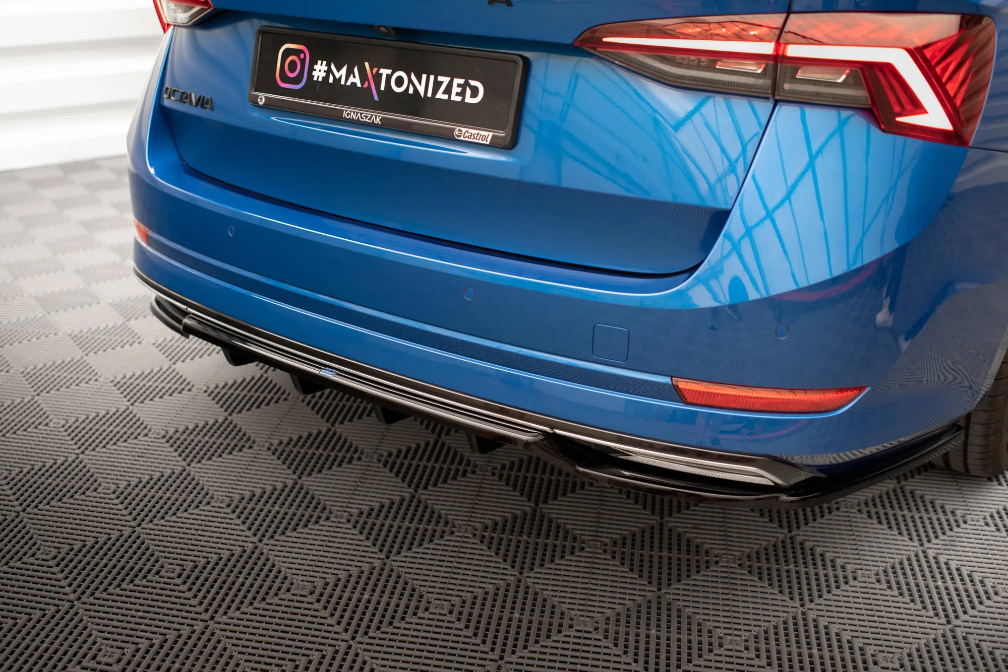 Baksplitter med vertikale ribber Skoda Octavia Sportline IV 2019 - 2024 | Glossy Black Edition