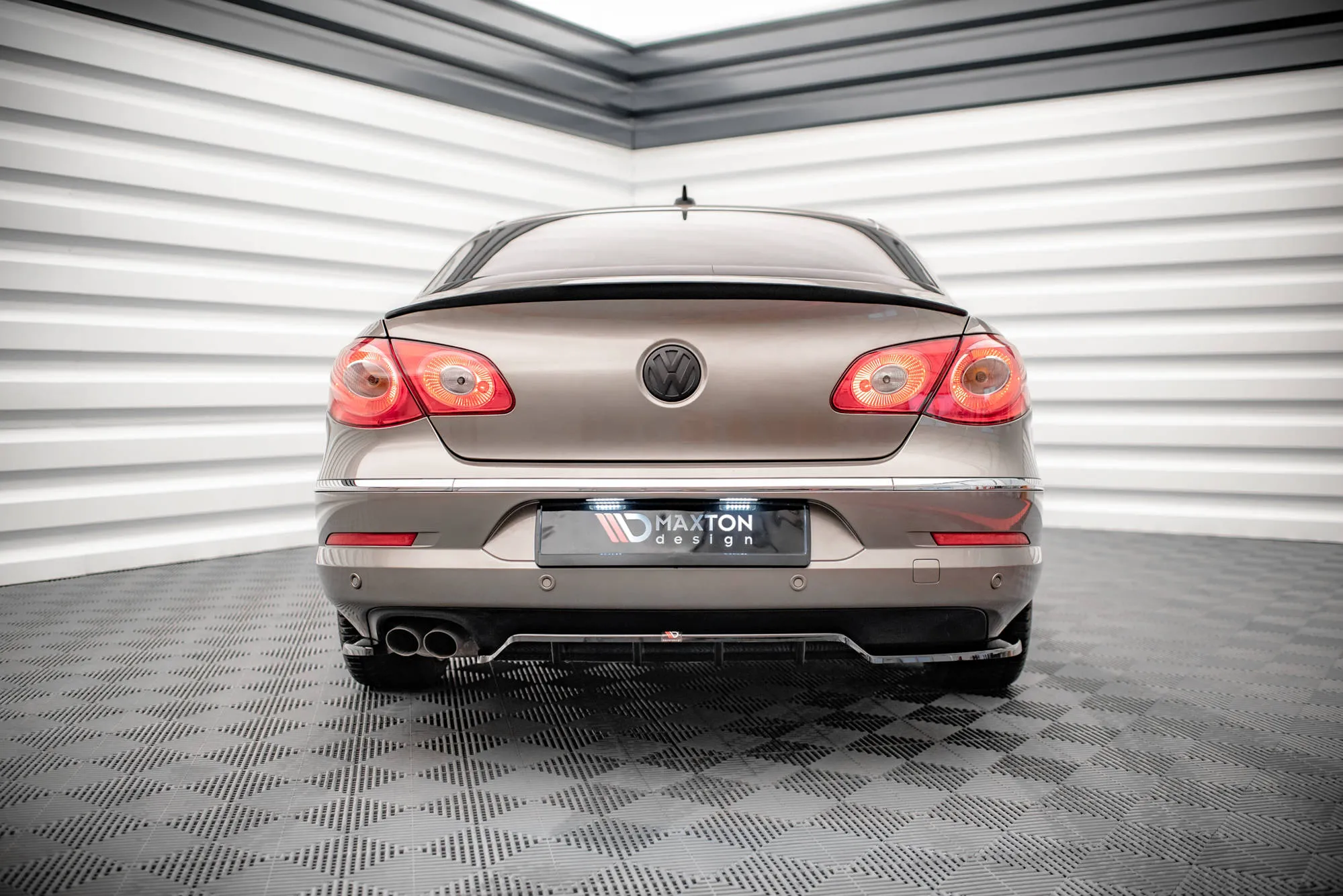 Baksplitter med vertikale ribber VW Passat CC Standard 2008 - 2012 | Glossy Black Edition