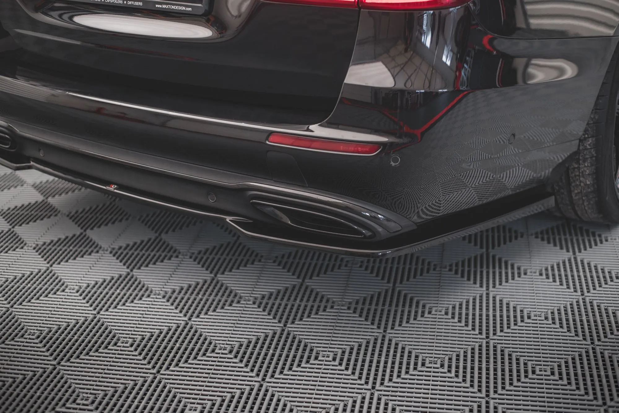 Baksplitter Mercedes-Benz E (W213 / S213) 2016-2020 | Glossy Black Edition – bilde 2
