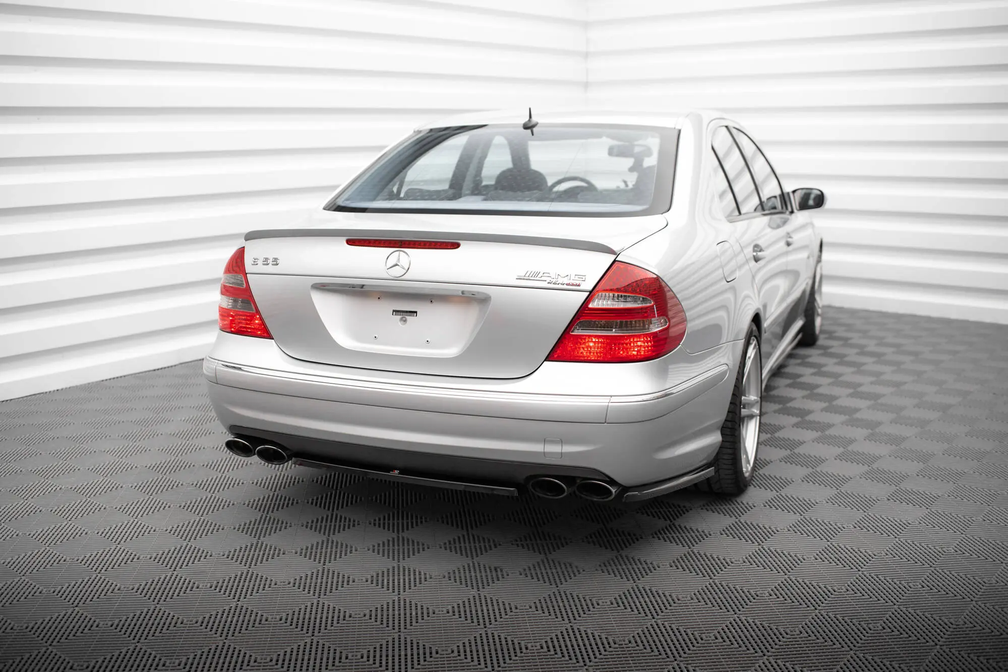 Baksplitter Mercedes-Benz E55 AMG (W211 ) 2003 - 2006 | Glossy Black Edition Image 3