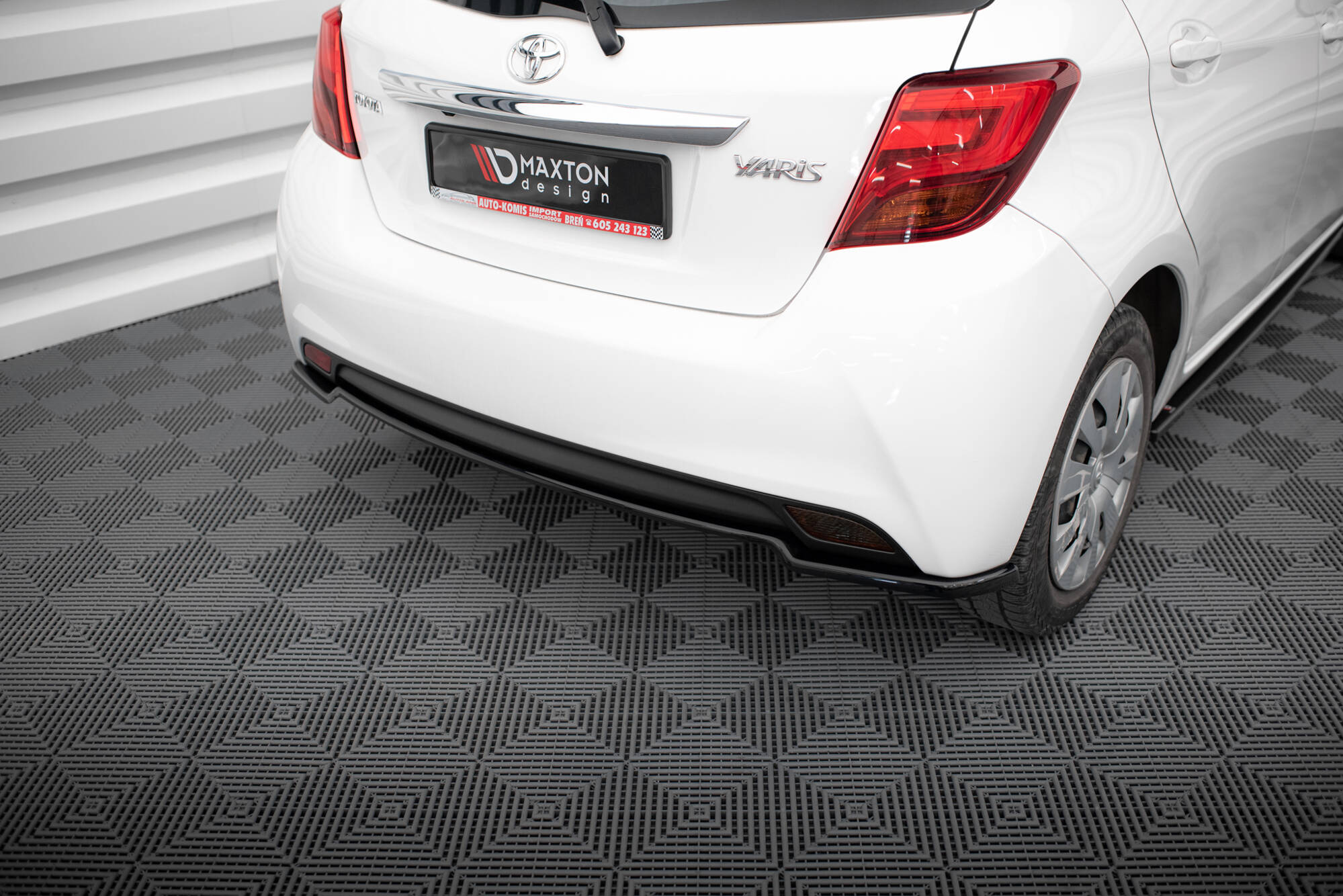 Baksplitter Toyota Yaris III facelift 2014 - 2017 | Glossy Black Edition