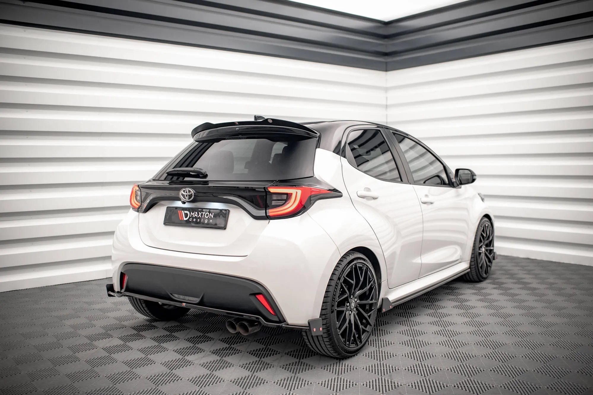 Baksplitter V.1 + Flopper V.1 Toyota Yaris IV 2019- | Glossy Black Edition