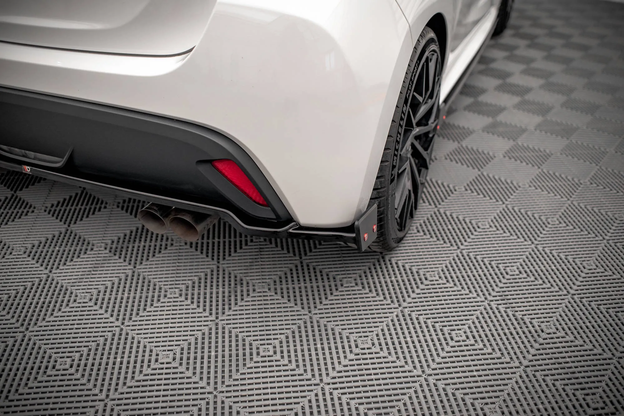 Baksplitter V.1 + Flopper V.1 Toyota Yaris IV 2019- | Glossy Black Edition – bilde 2