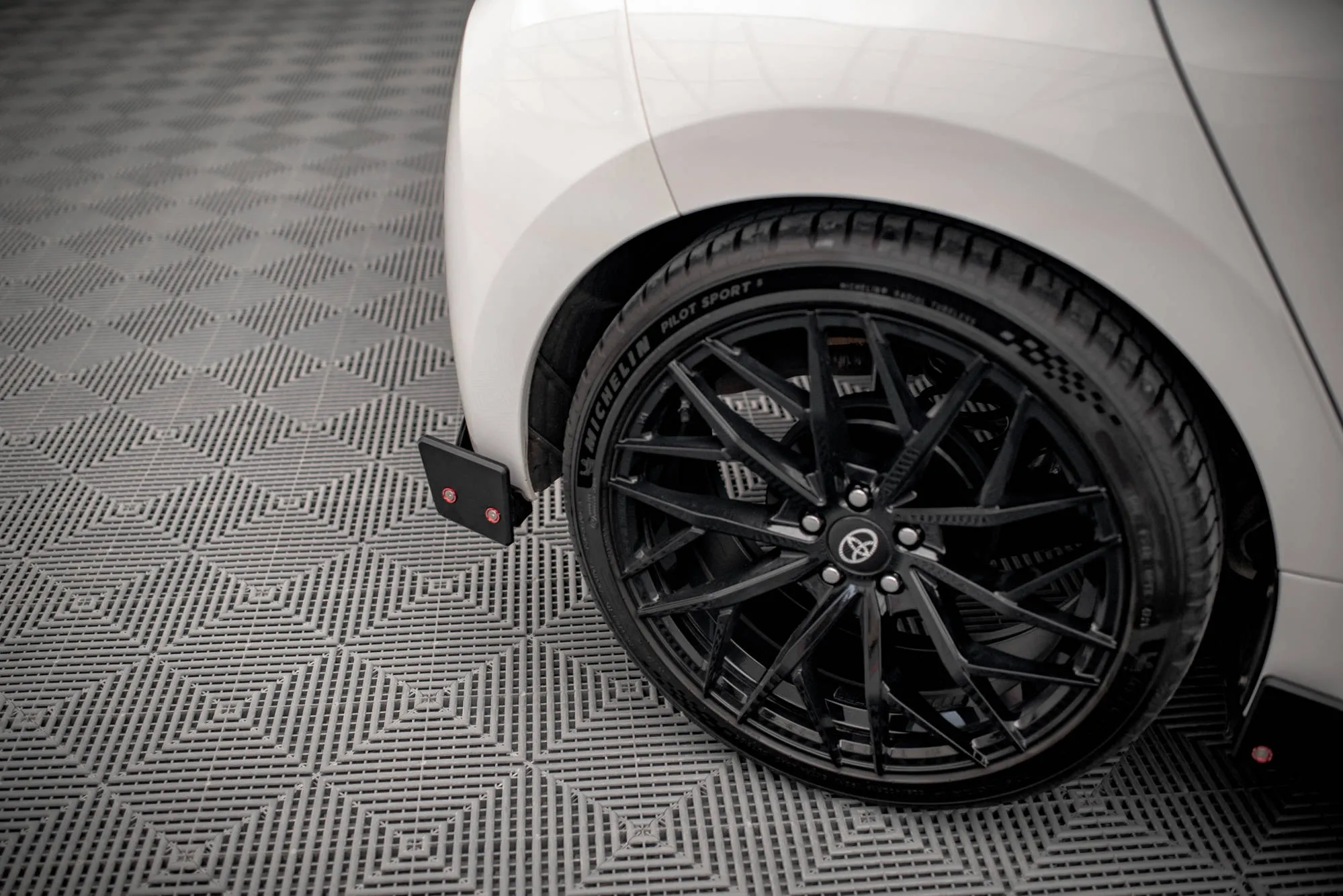 Baksplitter V.1 + Flopper V.1 Toyota Yaris IV 2019- | Glossy Black Edition – bilde 4